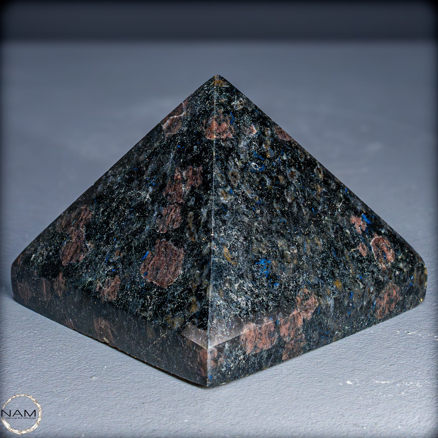 Natürliche Arfvedsonit und Granat-Kristall Pyramide, sehr selten - 654,19g