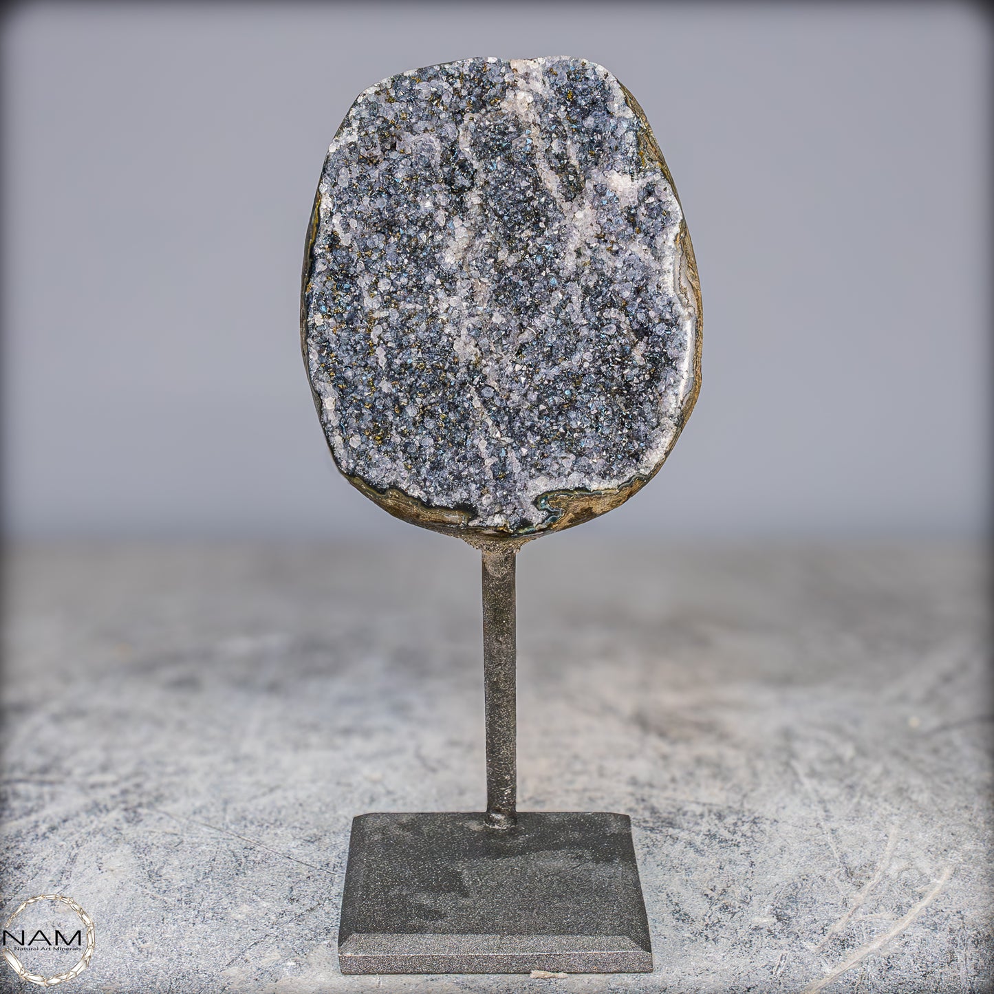 Natürliche Schwarze Amethyst Druse mit Calzit Kristallen auf Ständer - 1084,21g