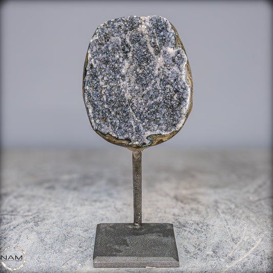 Natürliche Schwarze Amethyst Druse mit Calzit Kristallen auf Ständer - 1084,21g