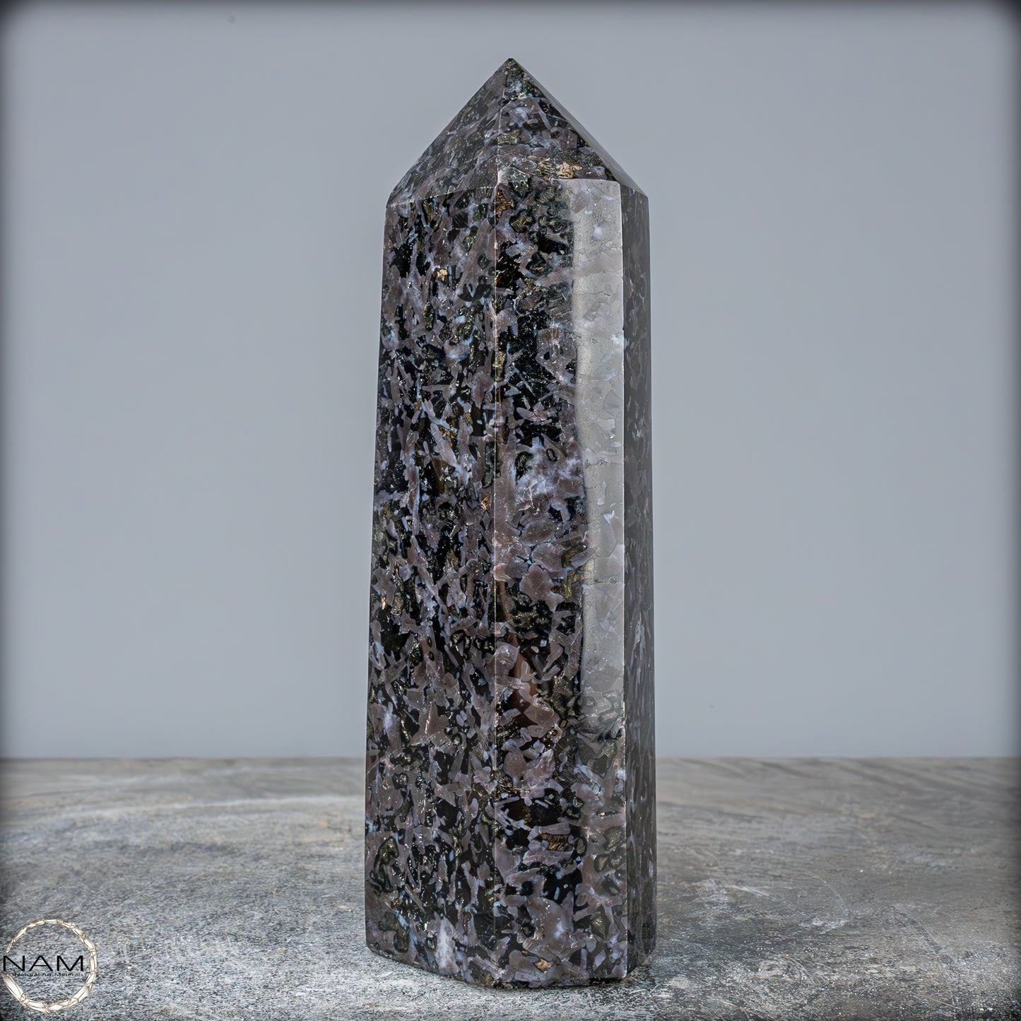 Natürlicher Merlinit (Gabbro) Kristall Obelisk - 1131,14g