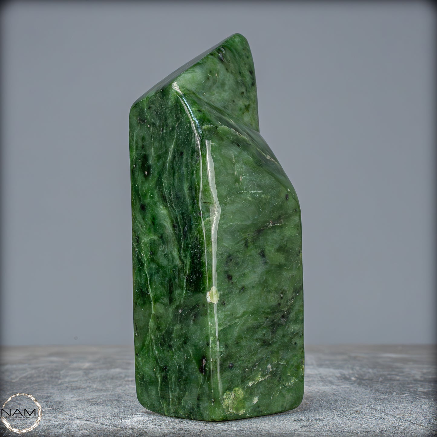 Natürliche Jade-Nephrit Freiform aus Burma - 680,49g