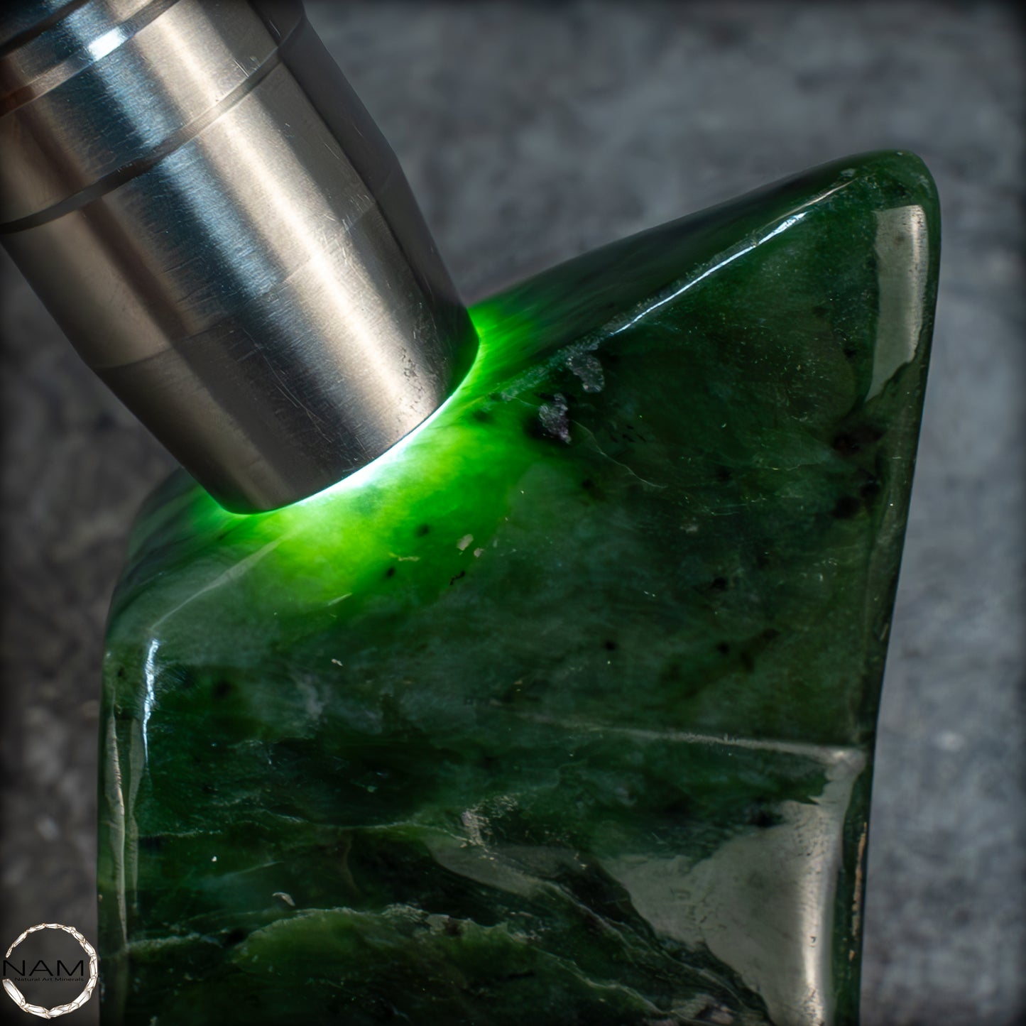 Natürliche Jade-Nephrit Freiform aus Burma - 680,49g