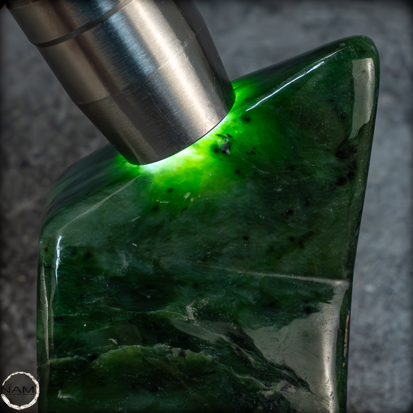 Natürliche Jade-Nephrit Freiform aus Burma - 680,49g