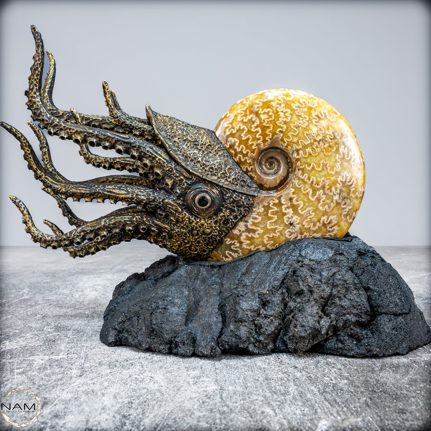 Natürlicher Ammonite verbunden mit Meisterhafter Kunst - 1177,63g