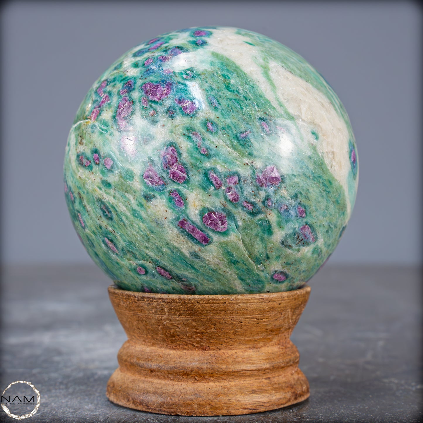 Natürliche Rubin in Fuchsit und Kyanit als Kugel - 1843,30ct - 62,6mm