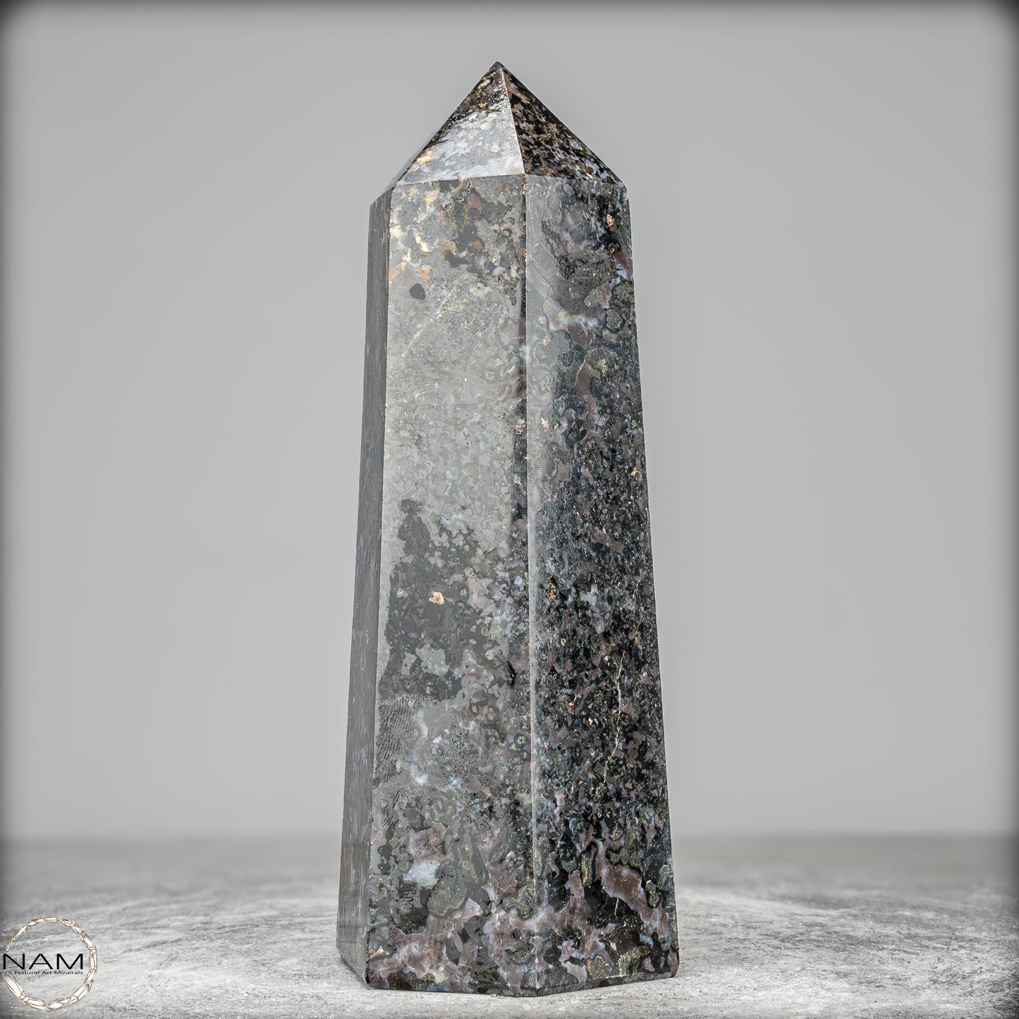 Natürlicher Merlinit (Gabbro) Kristall Obelisk - 1675,65g