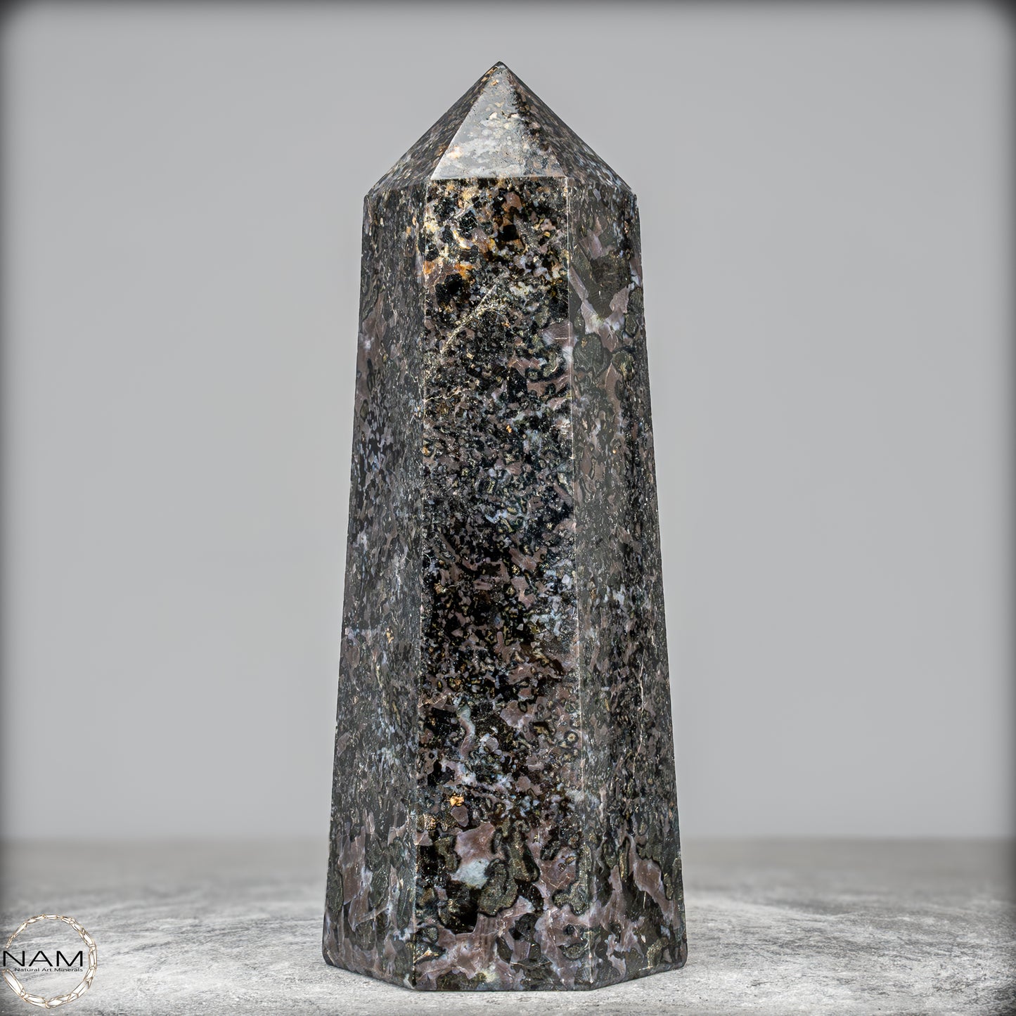 Natürlicher Merlinit (Gabbro) Kristall Obelisk - 1675,65g