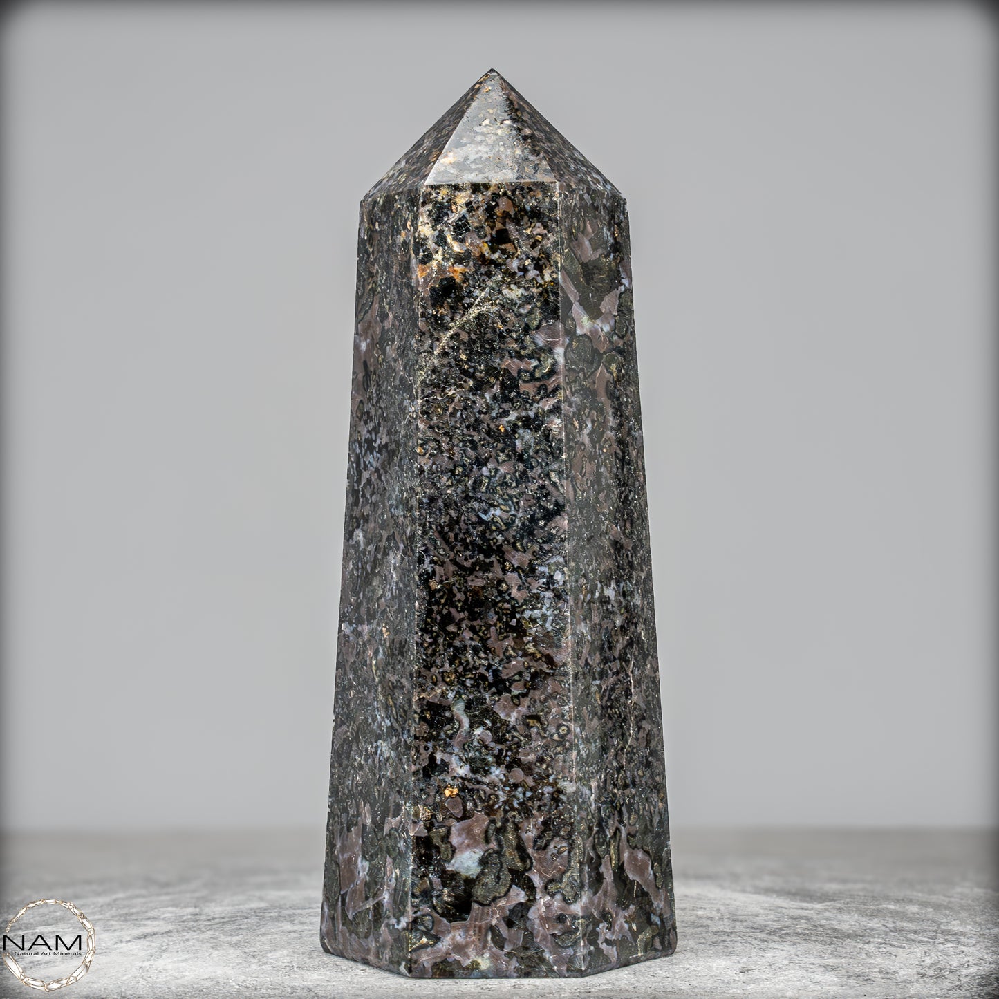 Natürlicher Merlinit (Gabbro) Kristall Obelisk - 1675,65g