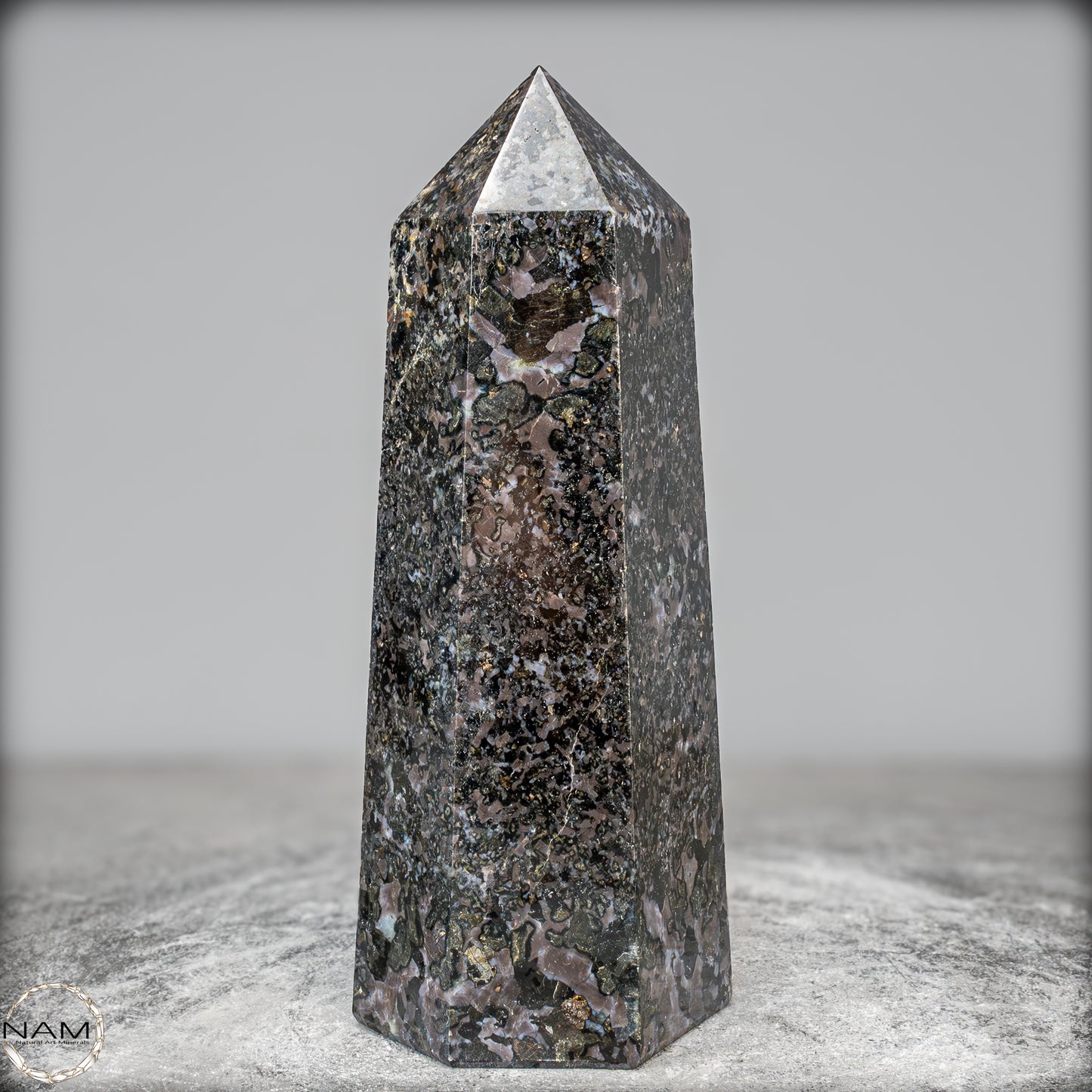 Natürlicher Merlinit (Gabbro) Kristall Obelisk - 1675,65g