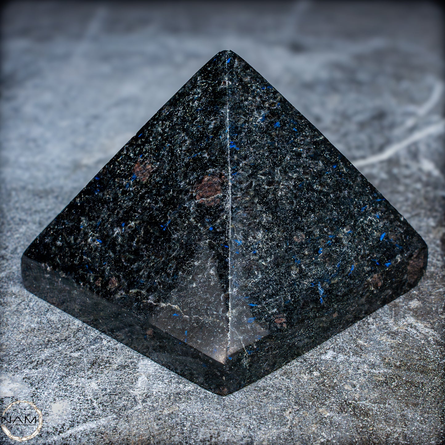 Natürliche Arfvedsonit und Granat-Kristall Pyramide, sehr selten - 716,82g
