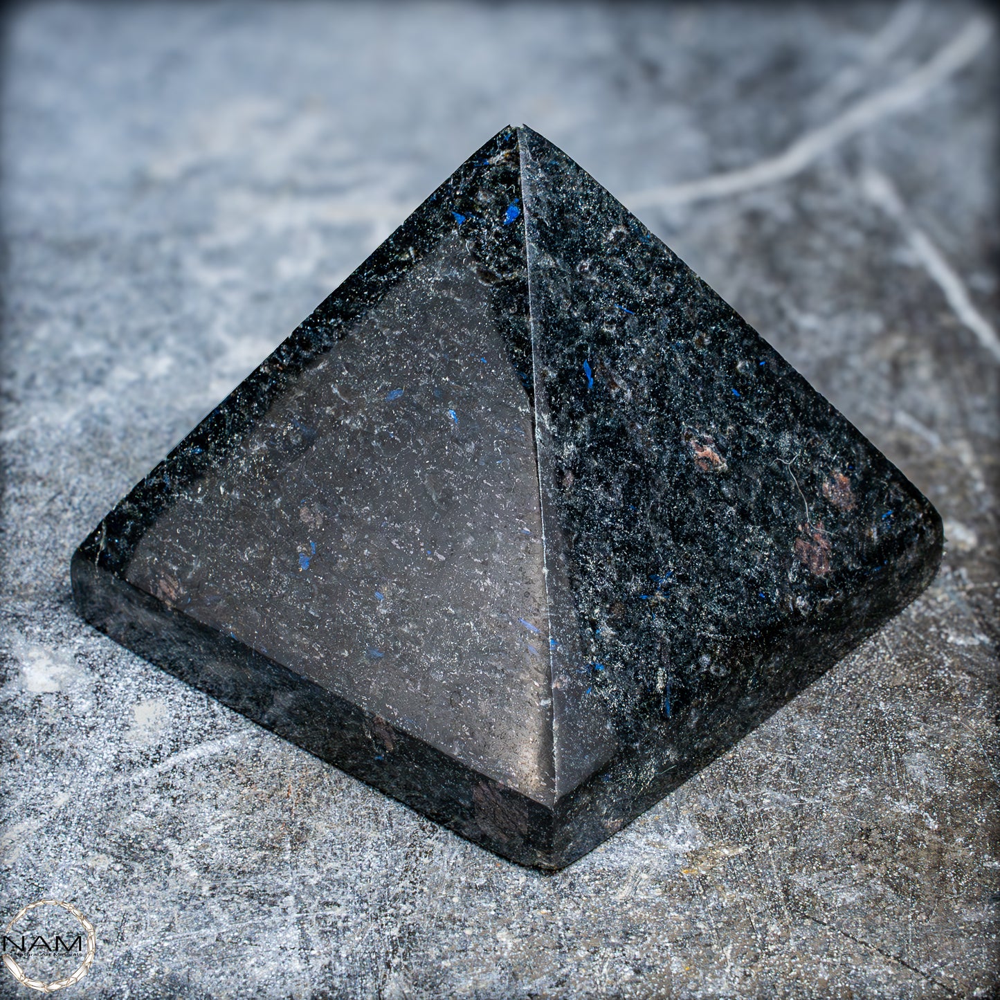 Natürliche Arfvedsonit und Granat-Kristall Pyramide, sehr selten - 716,82g
