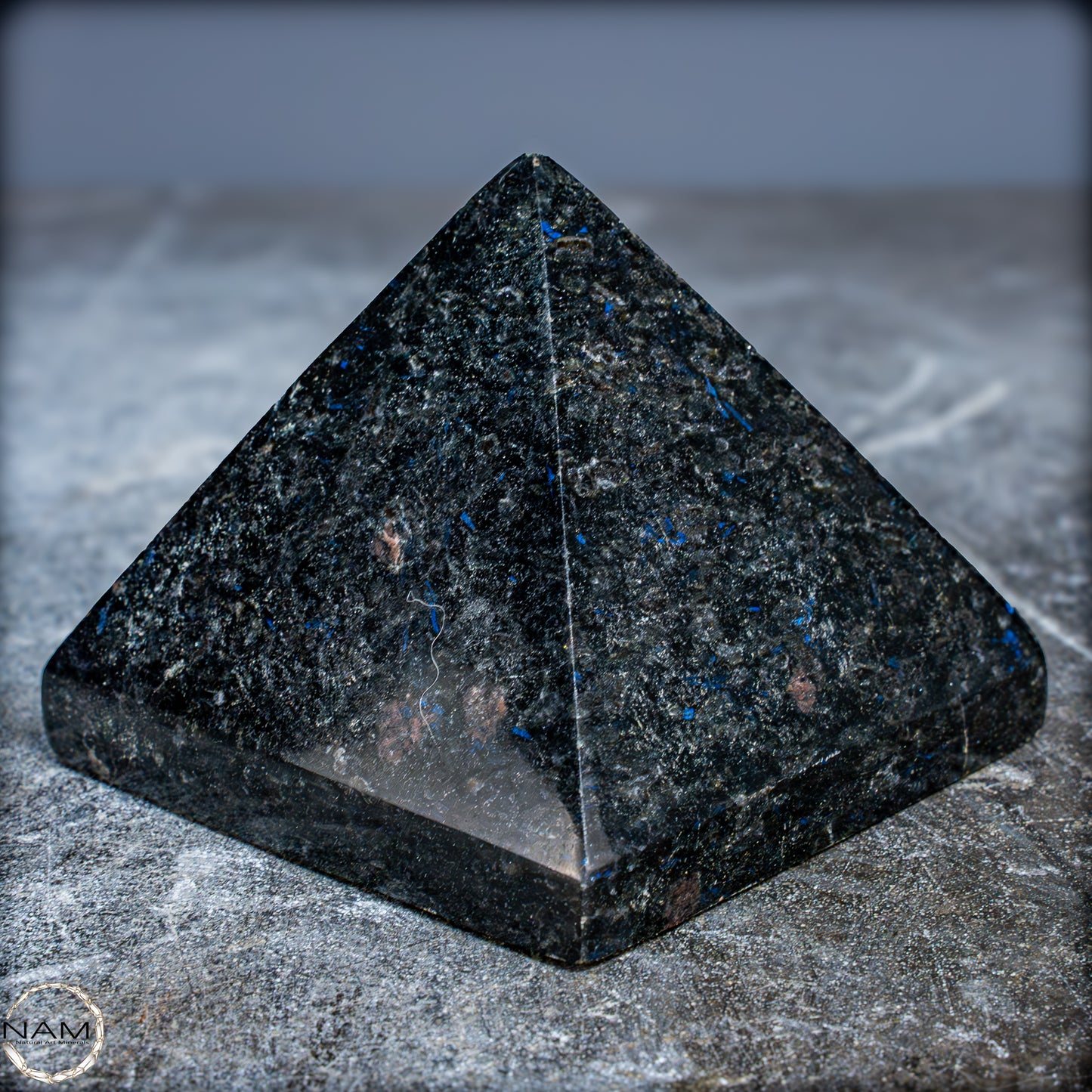 Natürliche Arfvedsonit und Granat-Kristall Pyramide, sehr selten - 716,82g