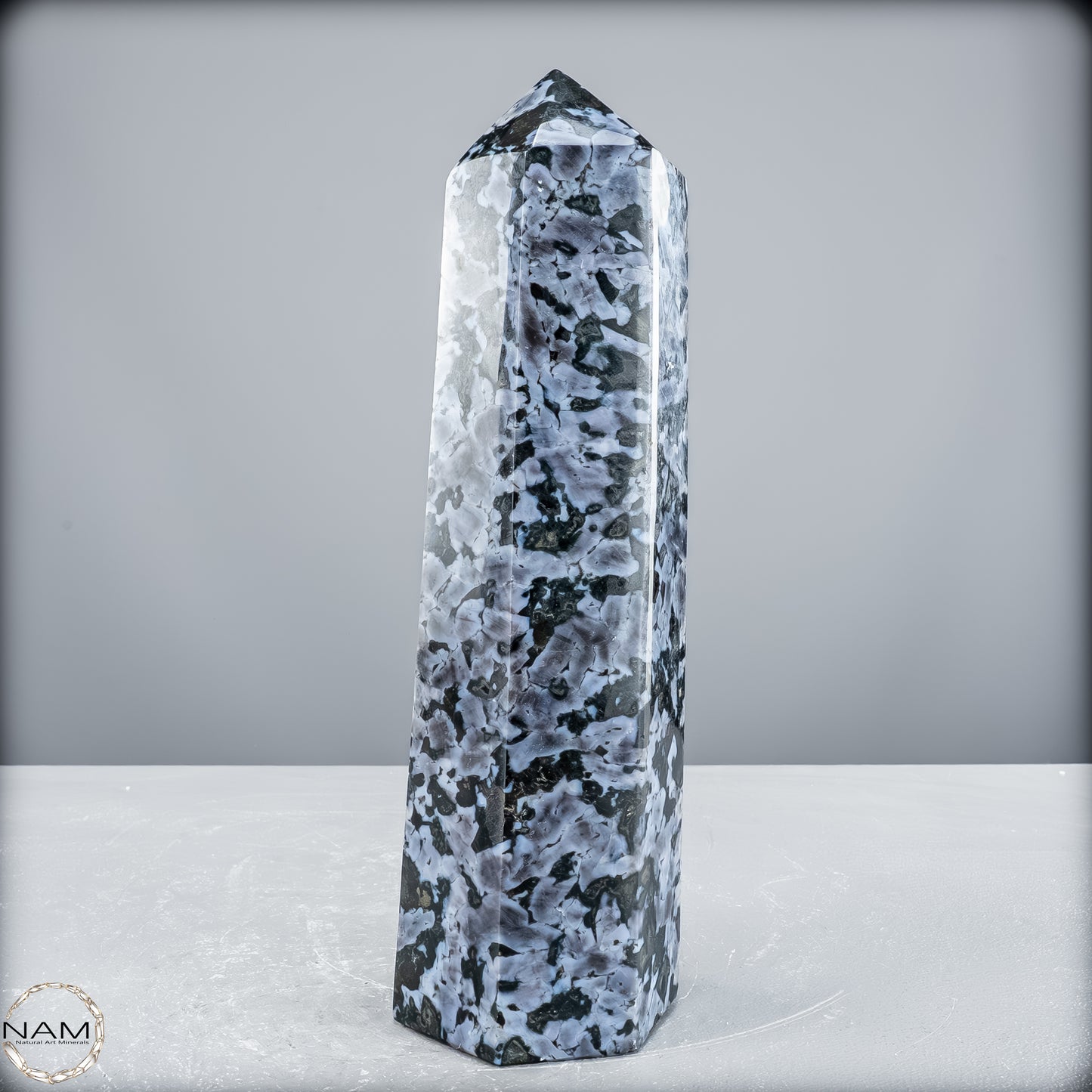 Natürlicher Merlinit (Gabbro) Kristall Obelisk - 2289,75 g