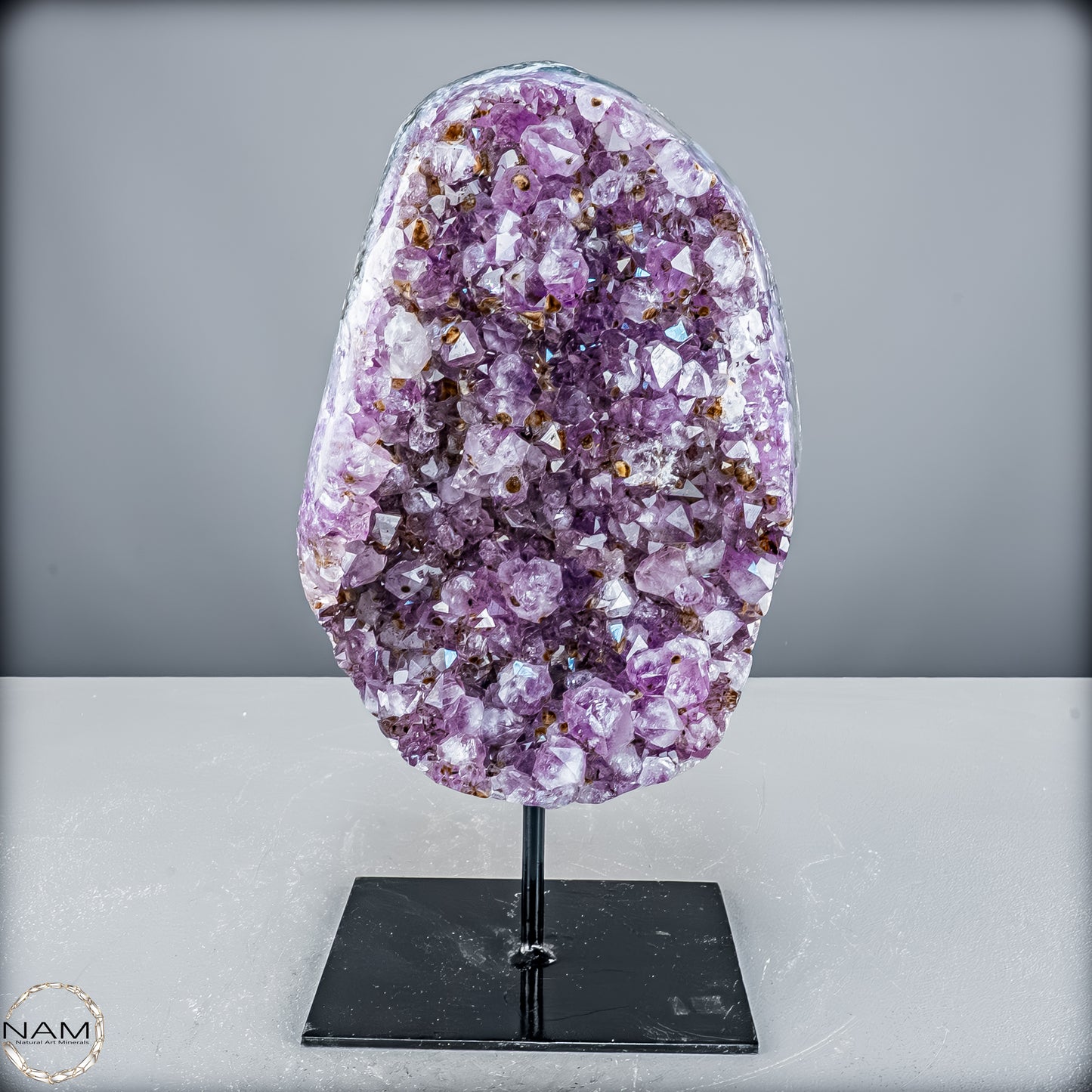 Natürliche Amethyst-Kristalle/Druse auf Ständer - 5572,33 g
