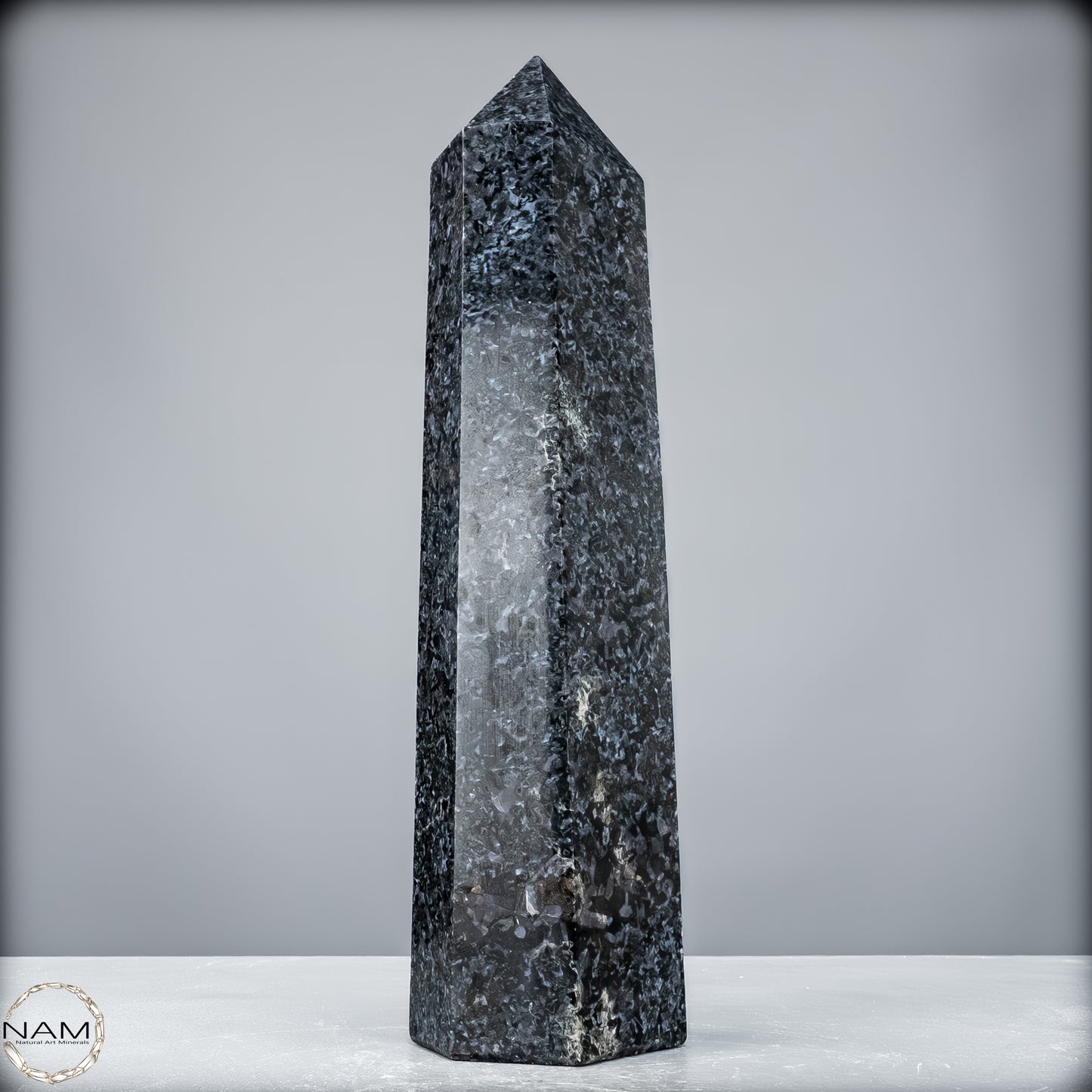 Natürlicher Merlinit (Gabbro) Kristall Obelisk - 3988,47 g