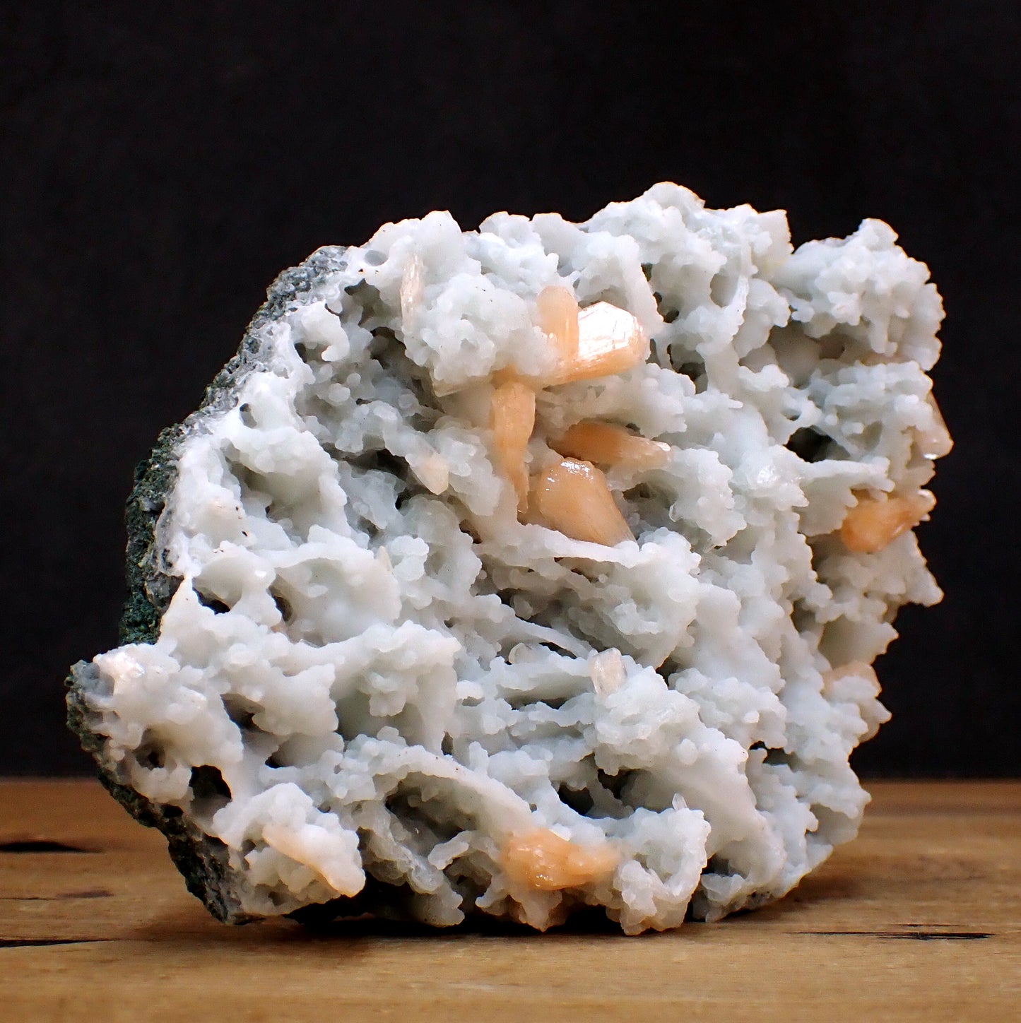Stilbit auf Chalcedon mit Matrix - 632,38g - 164 x 115 x 55 mm