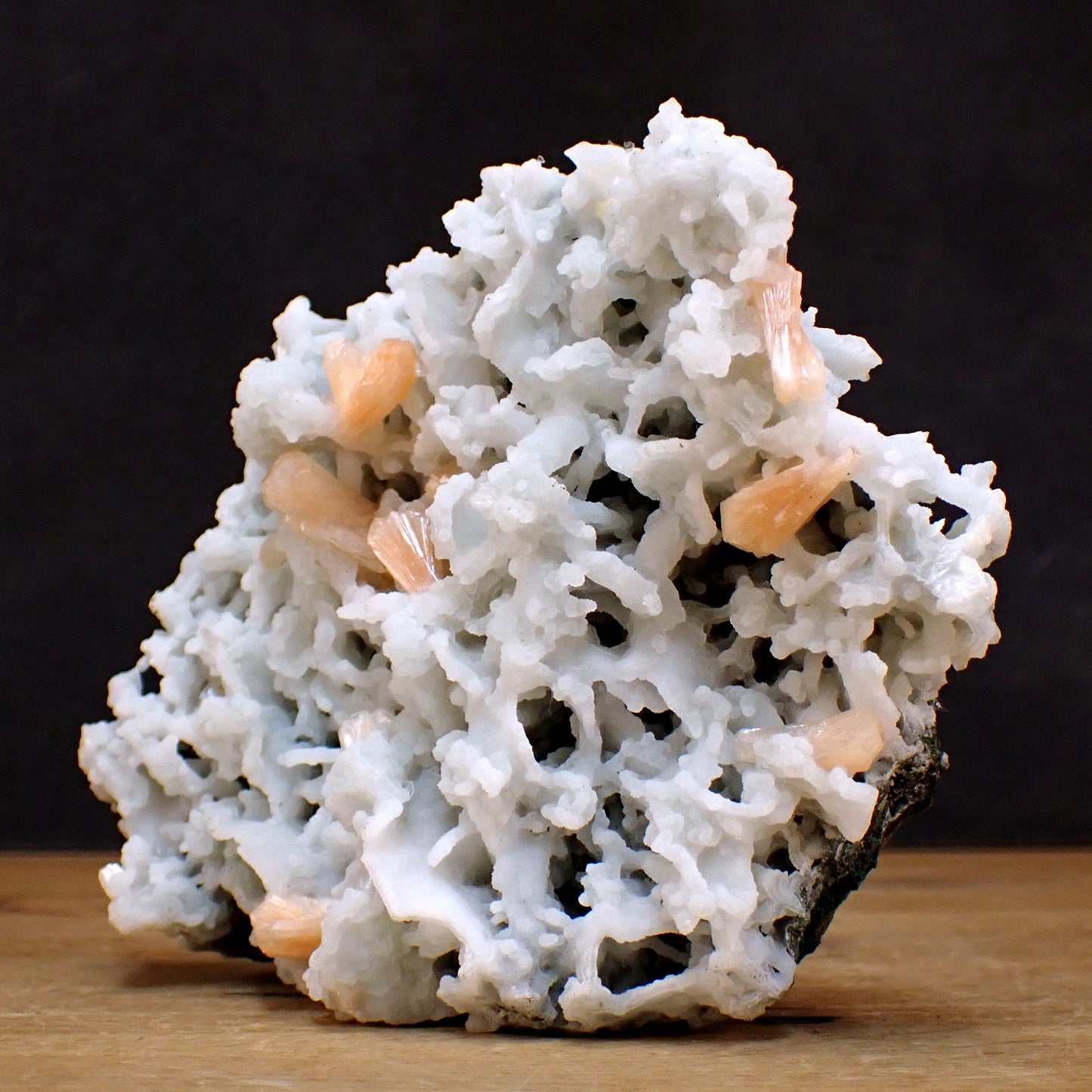 Stilbit auf Chalcedon mit Matrix - 632,38g - 164 x 115 x 55 mm