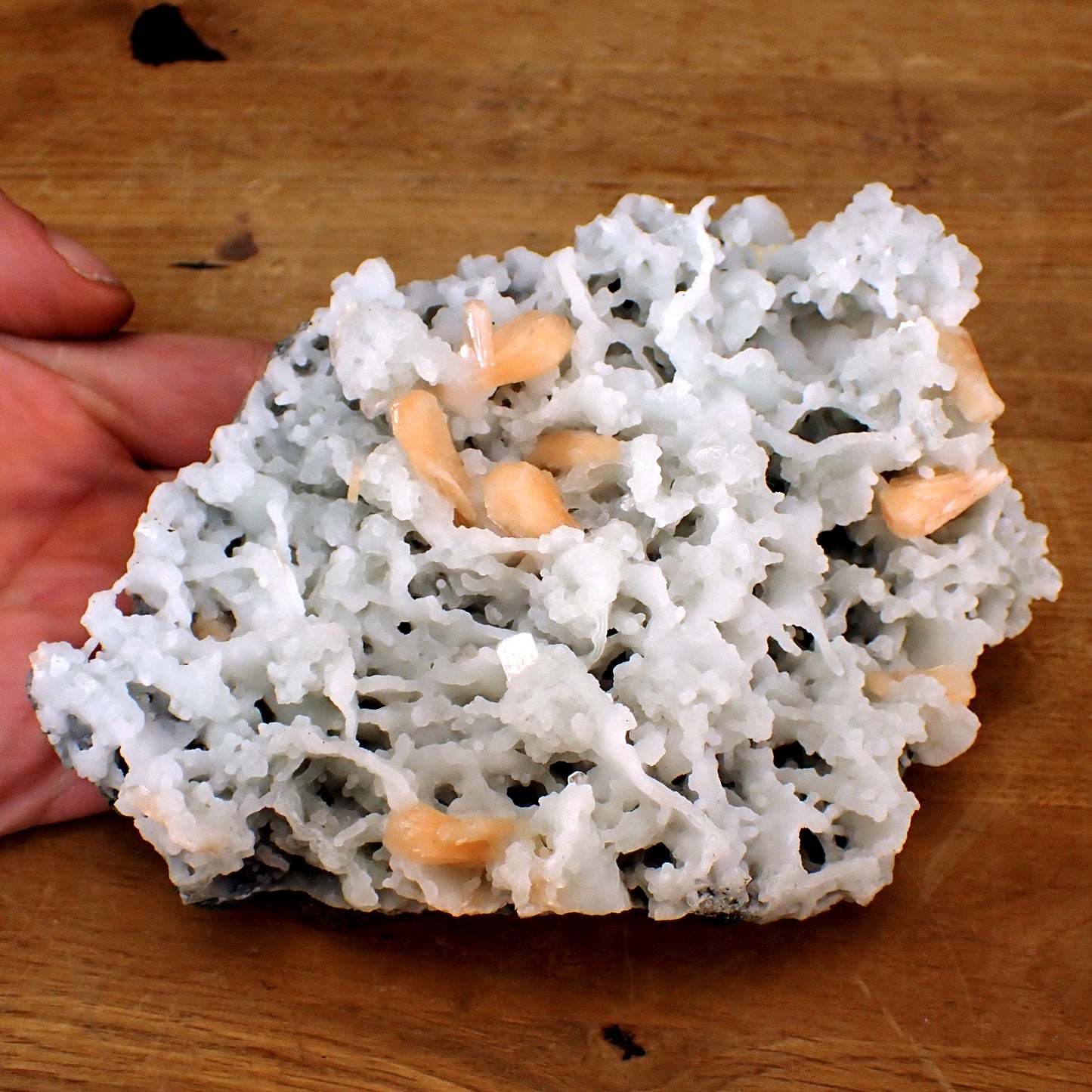 Stilbit auf Chalcedon mit Matrix - 632,38g - 164 x 115 x 55 mm