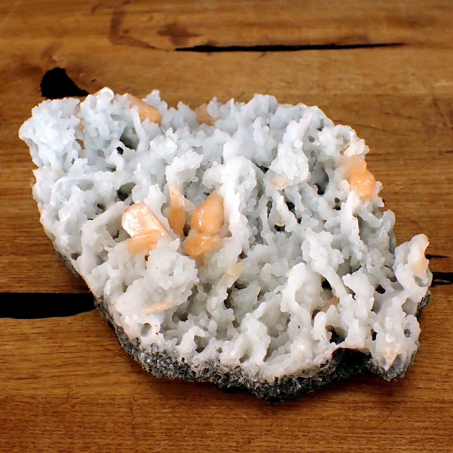 Stilbit auf Chalcedon mit Matrix - 632,38g - 164 x 115 x 55 mm