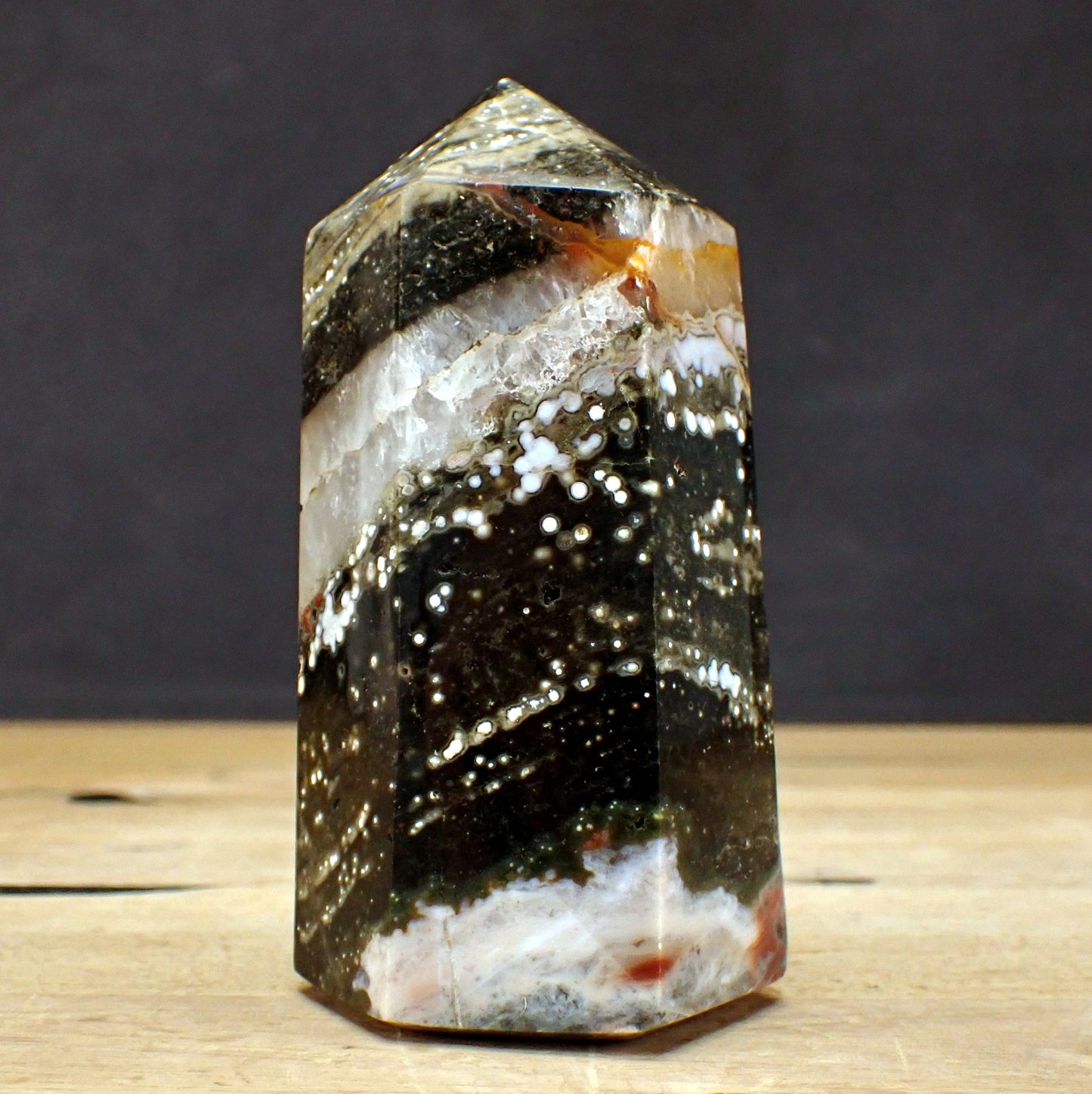 Jaspis und Quarz Obelisk - 687,91g - 123 x 70 x 60 mm