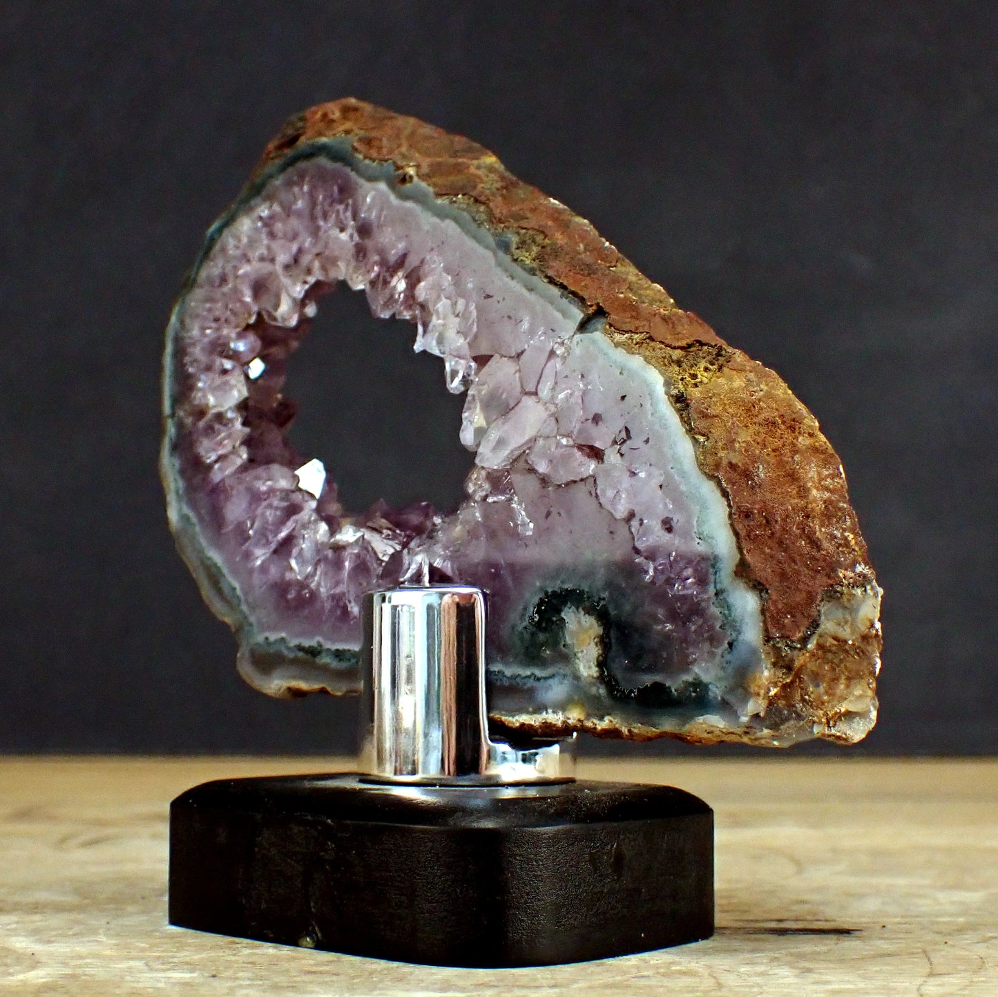Amethyst-Scheibe auf Ständer - 267,71g - 130 x 98 x 47 mm