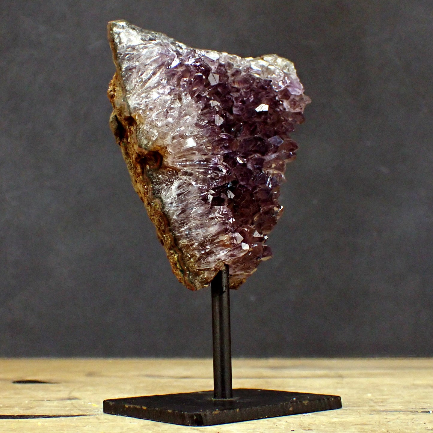 Amethyst auf Ständer - 404,75g - 135 x 90 x 50 mm