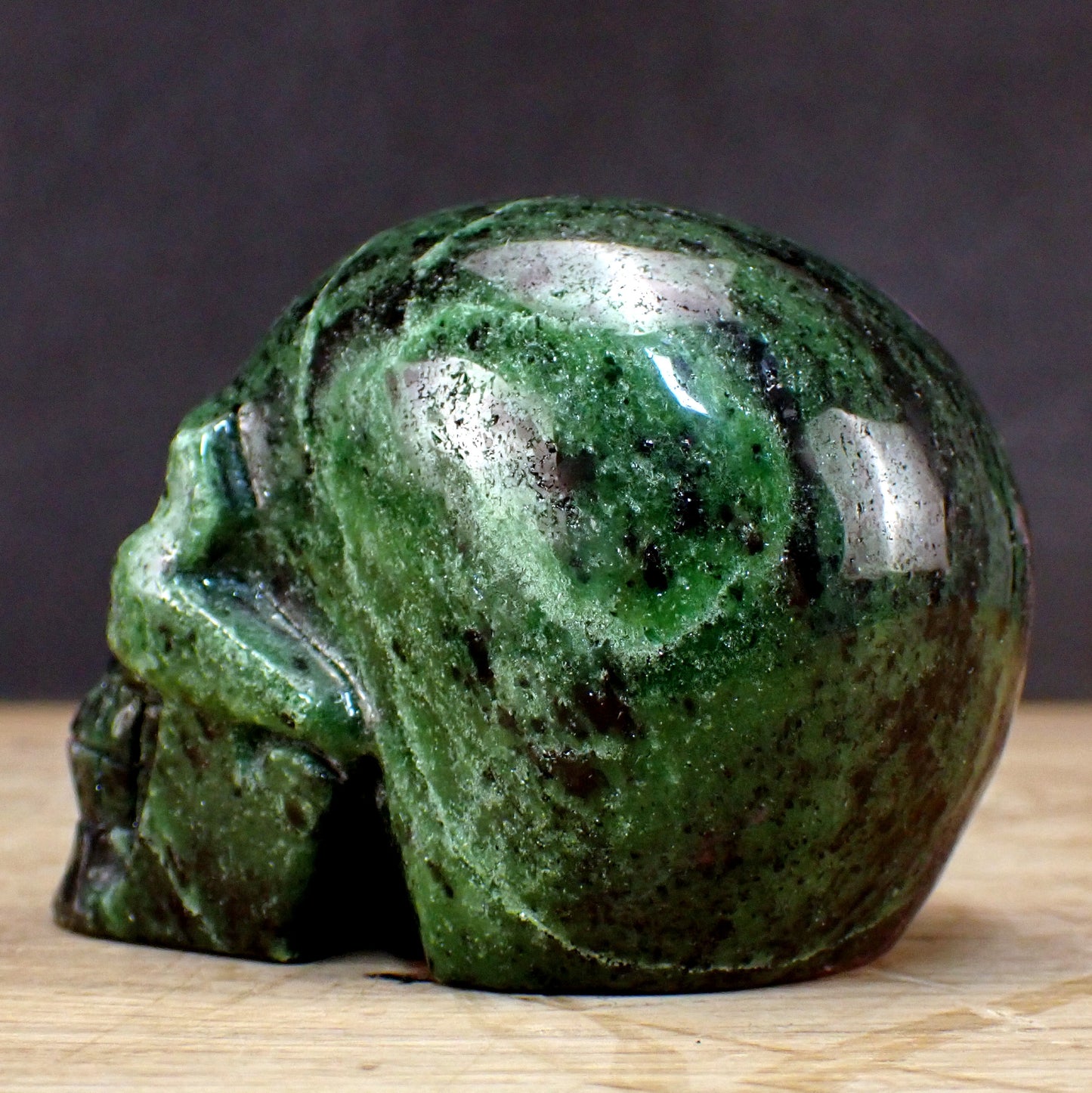 Rubin-Zoisit Schädel aus Myanmar, 4500,95ct - 900,19g - 103,3 x 65,2 x 74,3mm