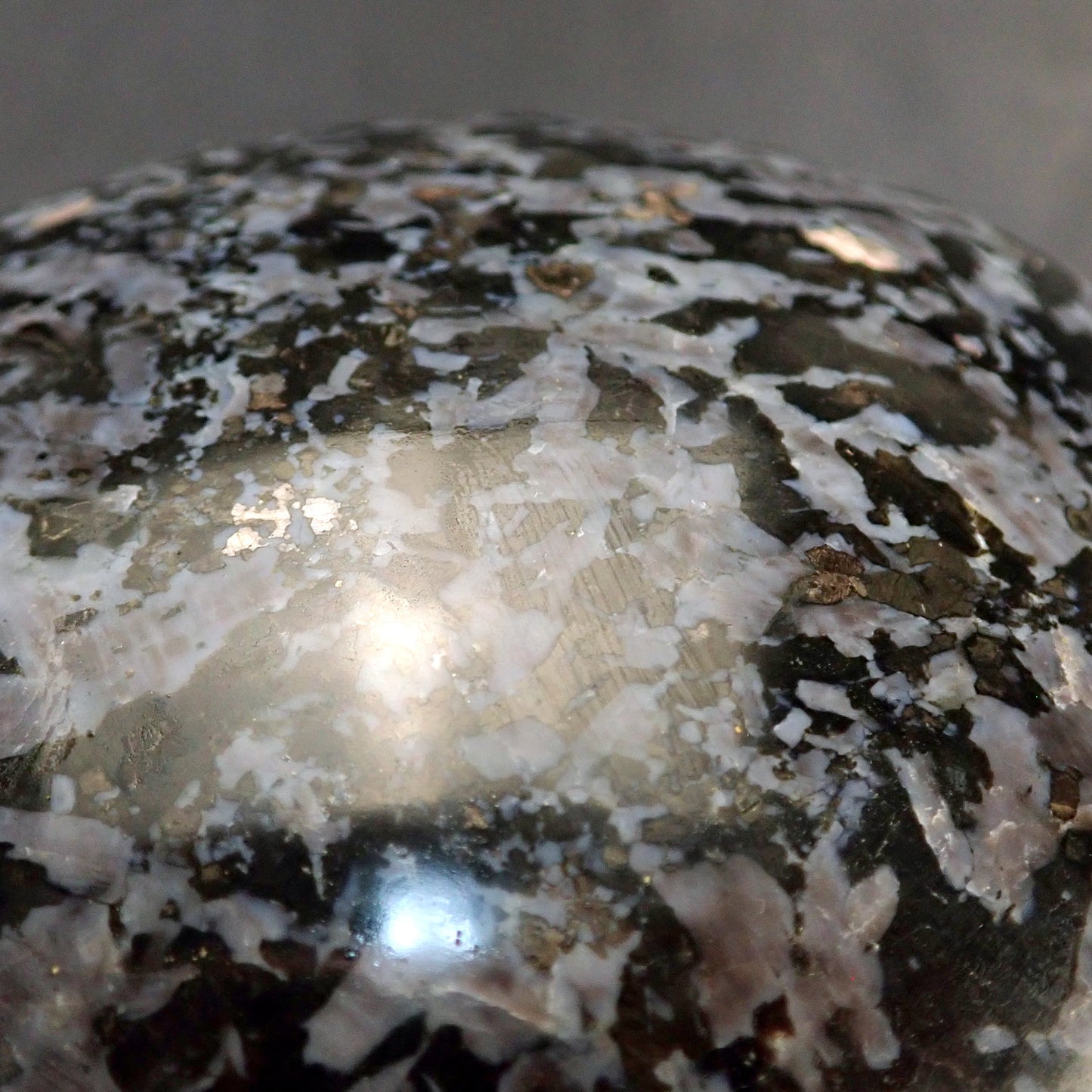 Sehr Große Merlinit (Gabbro) Kugel - 17647,66g - 235mm