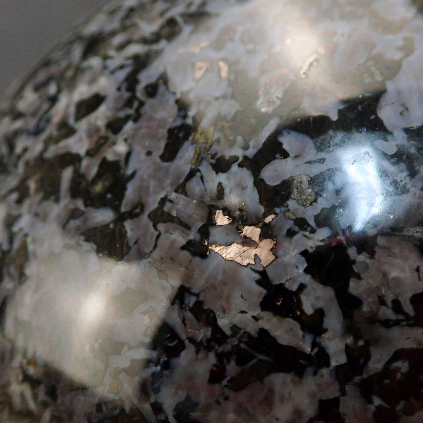 Sehr Große Merlinit (Gabbro) Kugel - 17647,66g - 235mm