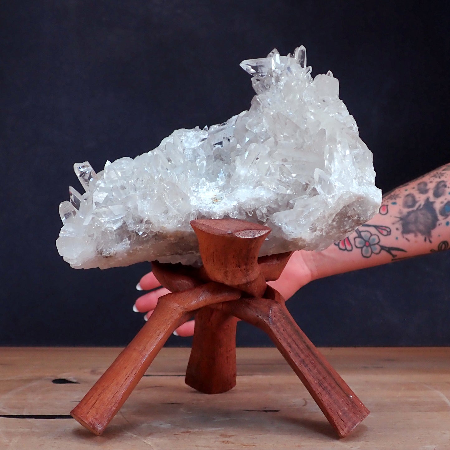 Dekorativer Großer Handgearbeiteter Holz-Ständer für Kristalle, Kugeln und Eier