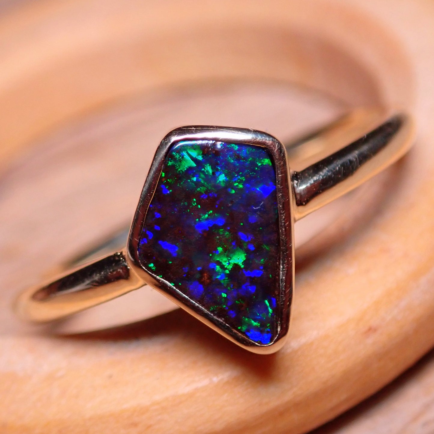 AAA+++ Natürlicher Schwarzer Opal Ring, Australien 18K Gold - 3,248g
