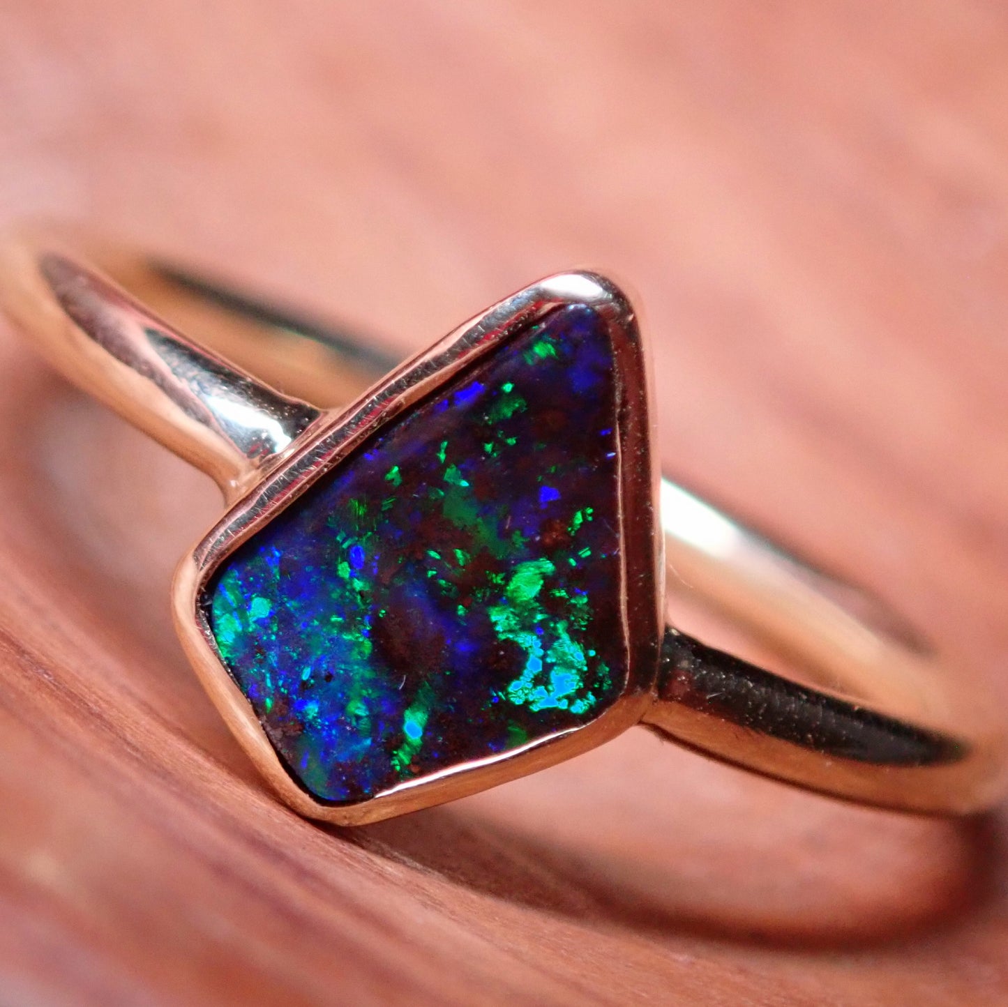 AAA+++ Natürlicher Schwarzer Opal Ring, Australien 18K Gold - 3,248g