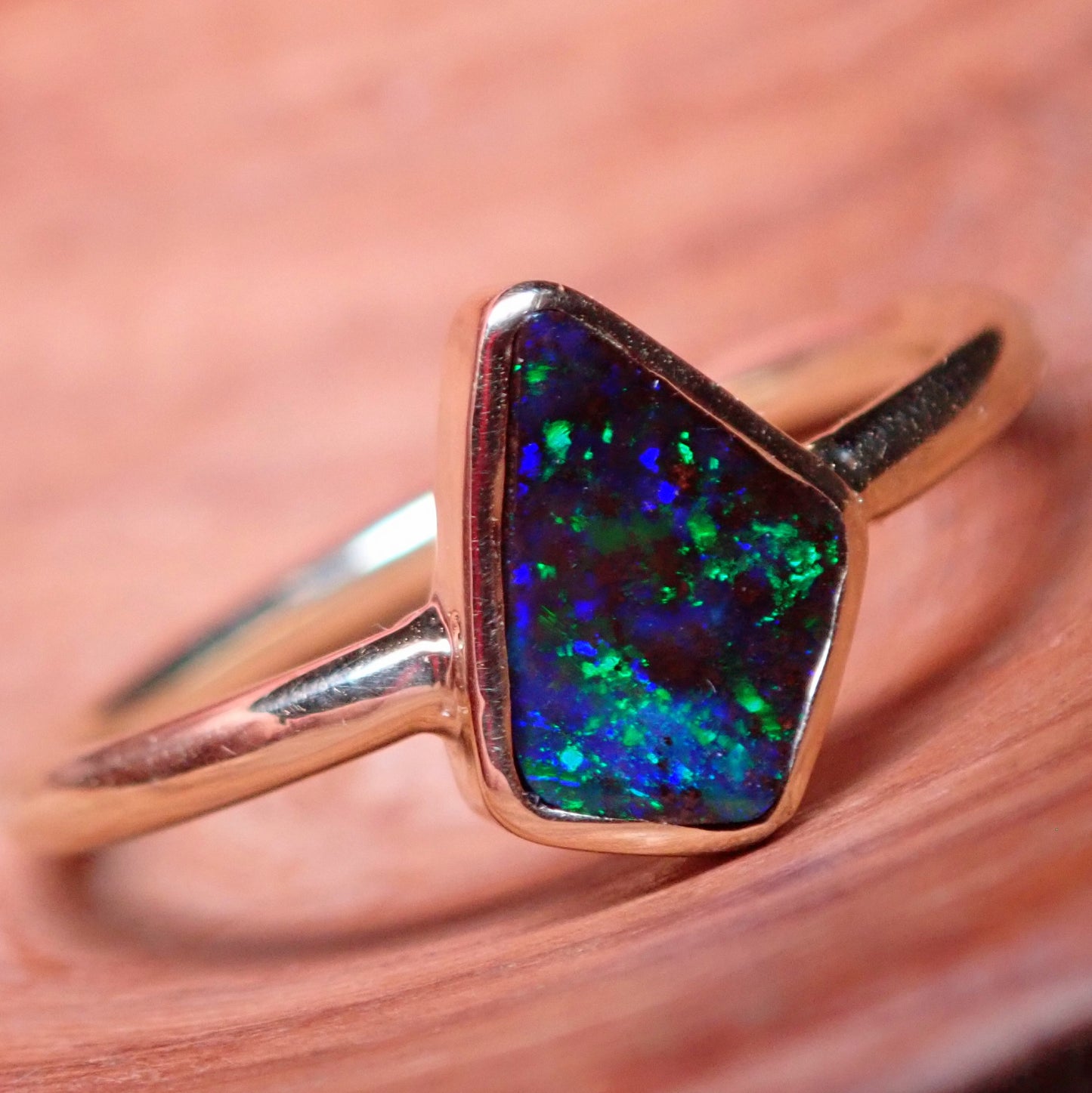 AAA+++ Natürlicher Schwarzer Opal Ring, Australien 18K Gold - 3,248g