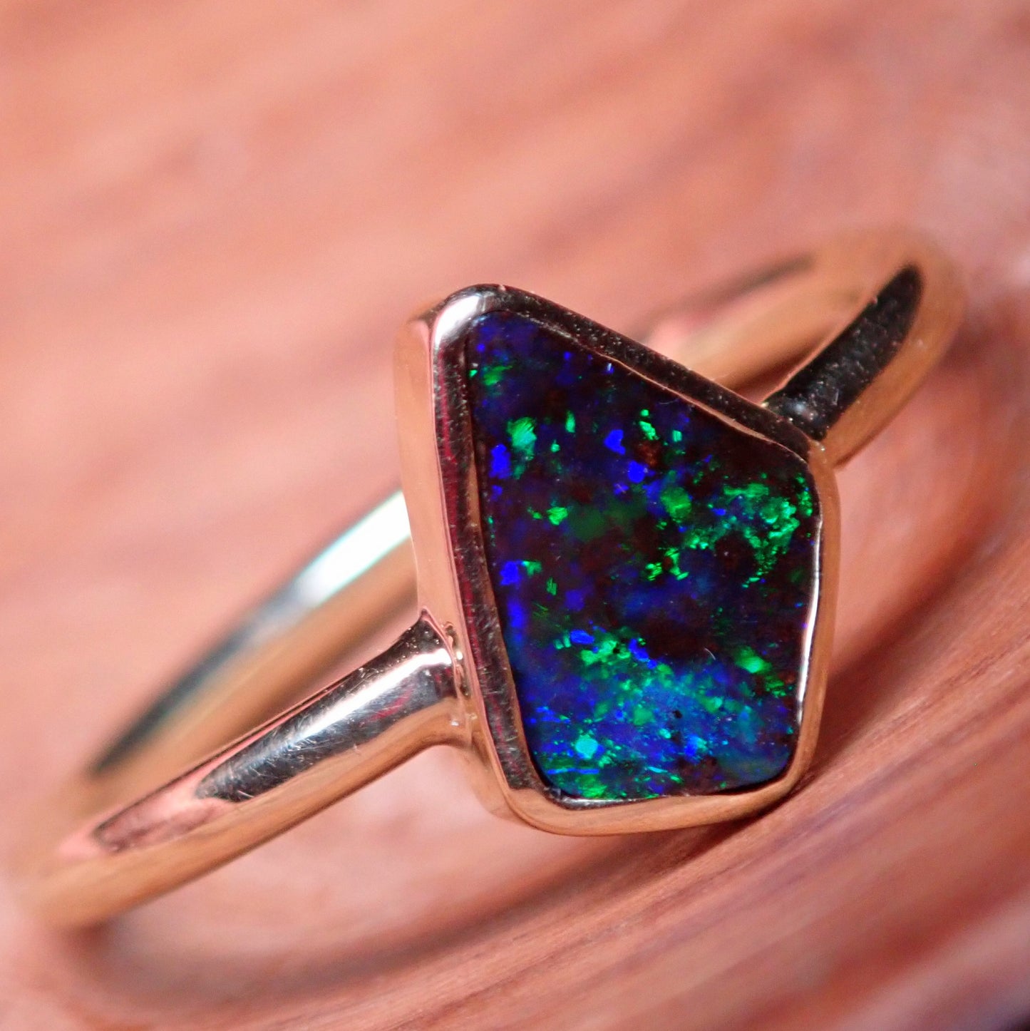 AAA+++ Natürlicher Schwarzer Opal Ring, Australien 18K Gold - 3,248g