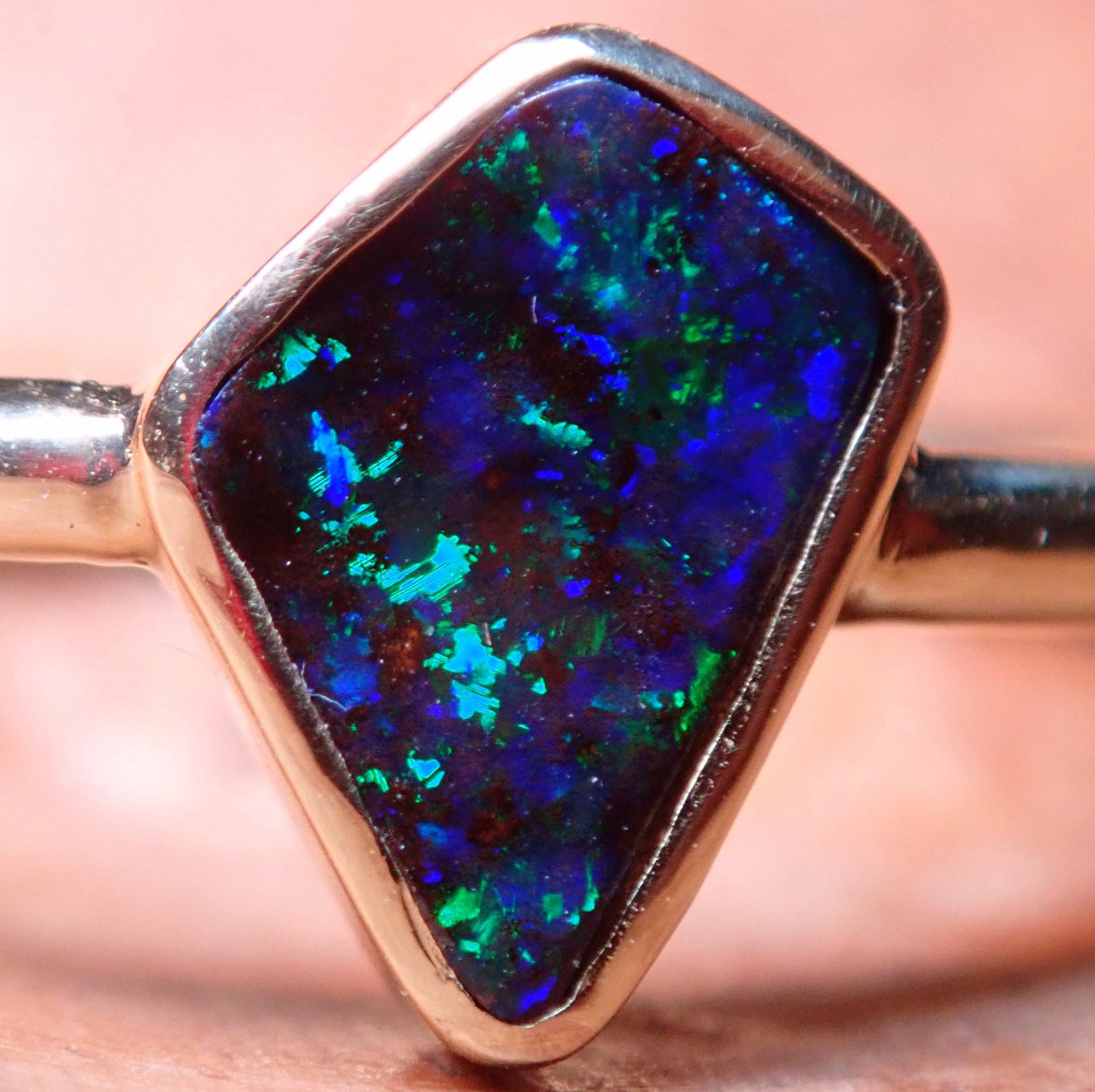 AAA+++ Natürlicher Schwarzer Opal Ring, Australien 18K Gold - 3,248g