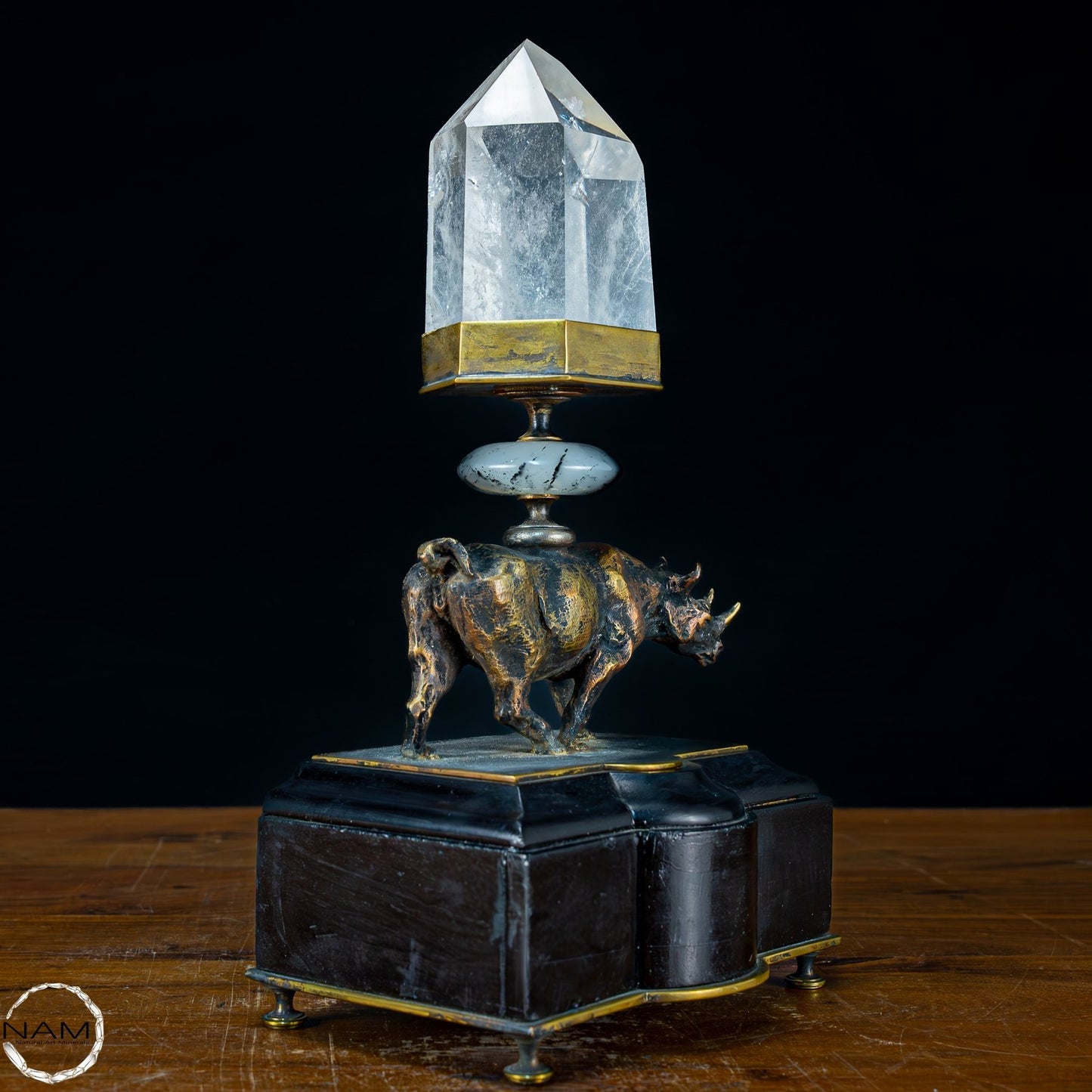 Sehr elegante Nashorn-Skulptur mit Quarzspitze aus Bronze