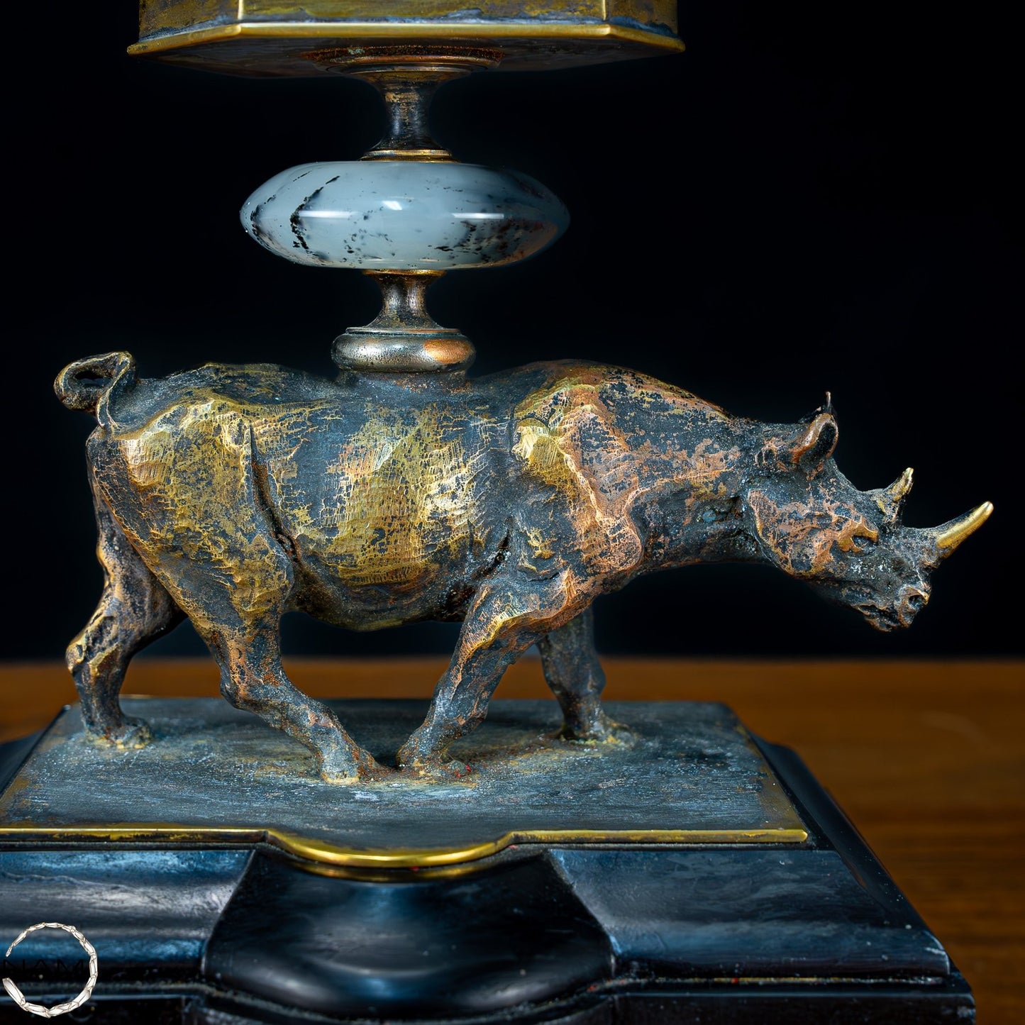 Sehr elegante Nashorn-Skulptur mit Quarzspitze aus Bronze