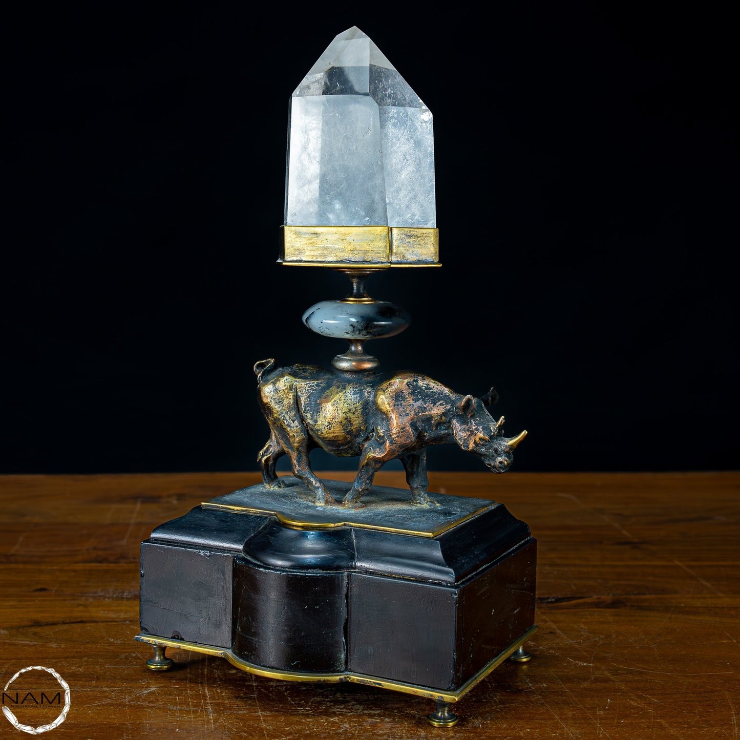 Sehr elegante Nashorn-Skulptur mit Quarzspitze aus Bronze