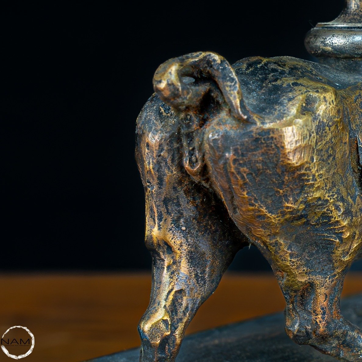 Sehr elegante Nashorn-Skulptur mit Quarzspitze aus Bronze