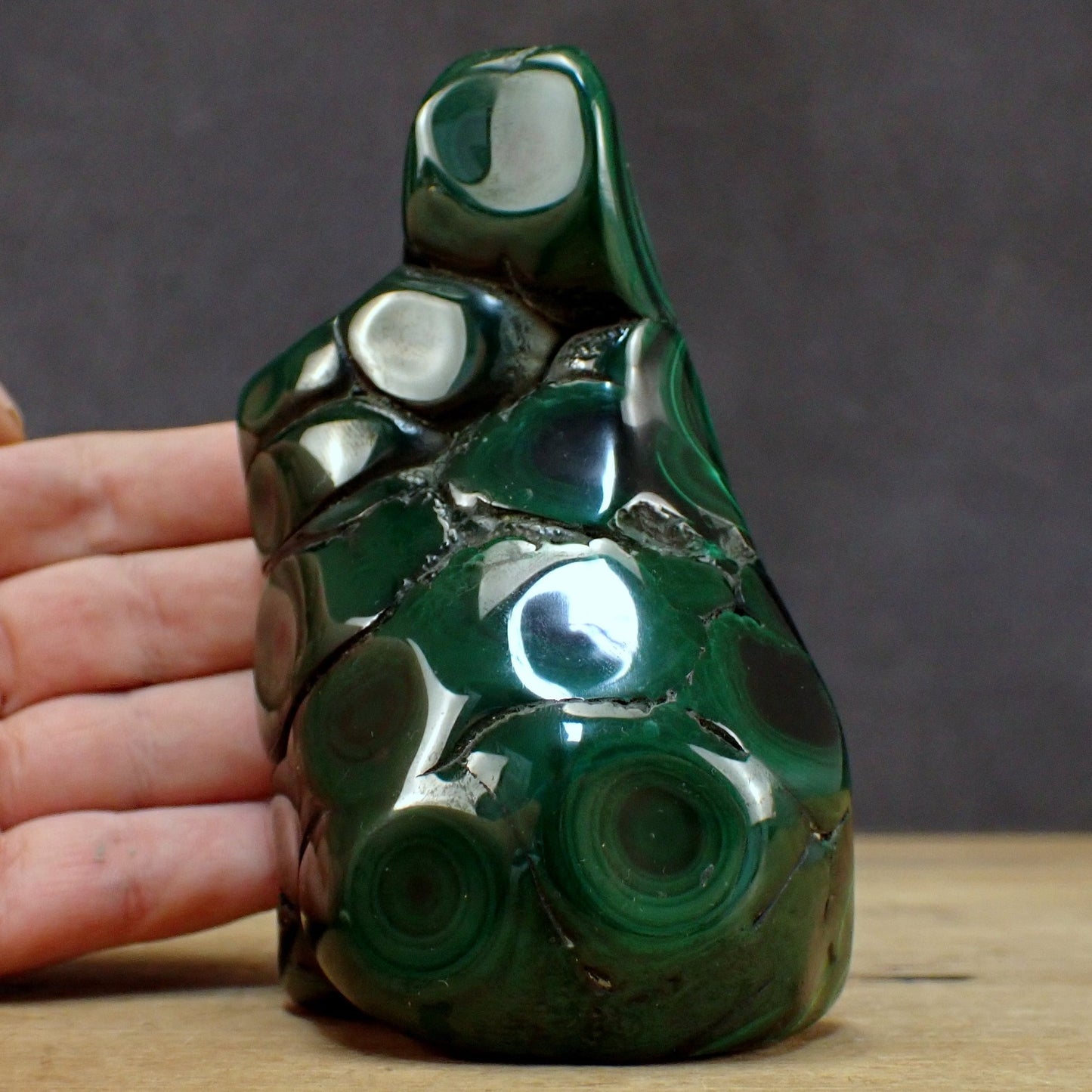 Polierte Malachit Freiform - 723.49 g - 125×77×50 mm