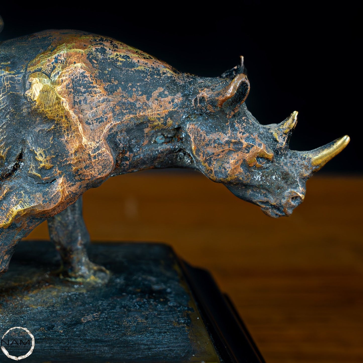 Sehr elegante Nashorn-Skulptur mit Quarzspitze aus Bronze