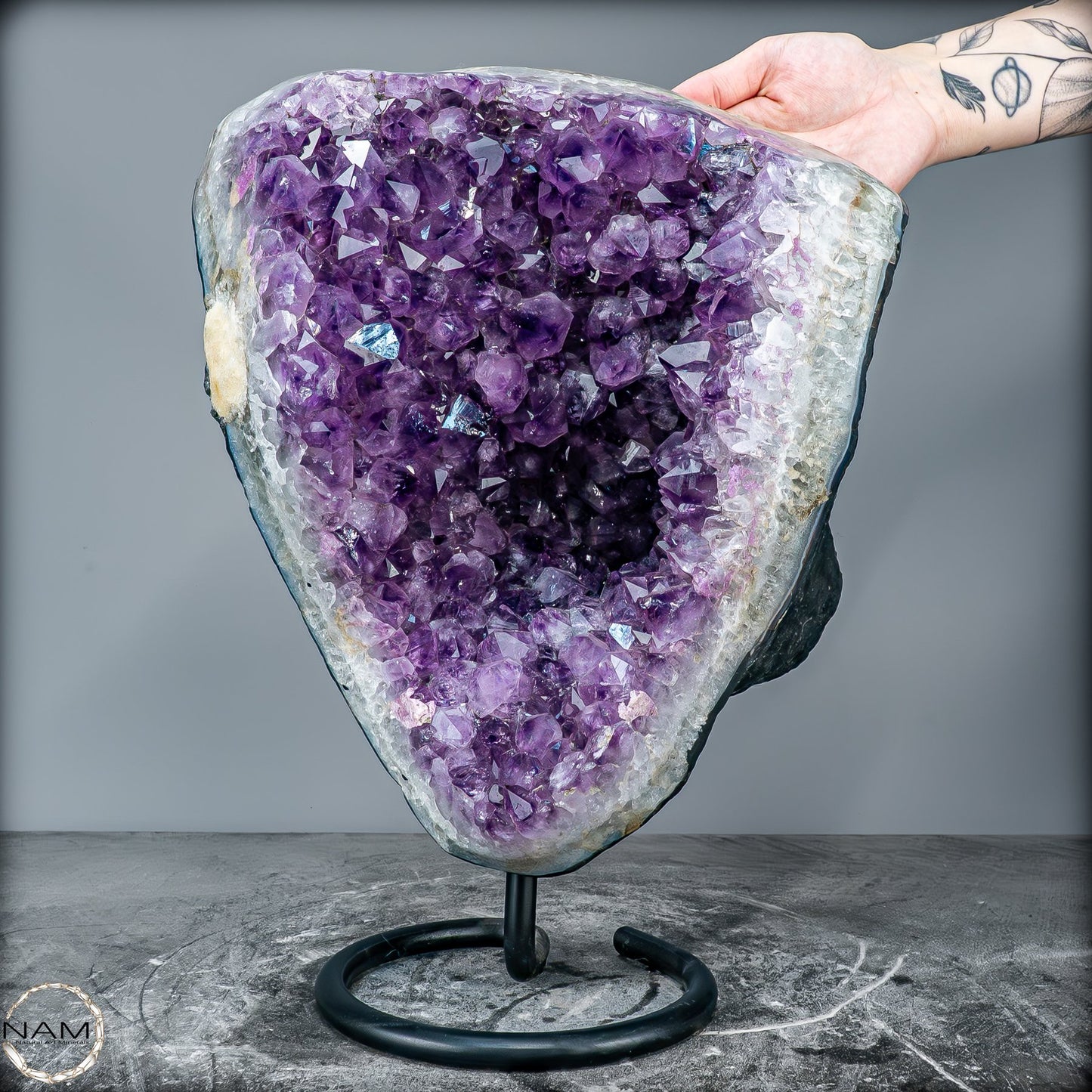Majestätische Tiefe – Amethystdruse mit Calcit auf edlem Stand- 13039,42g