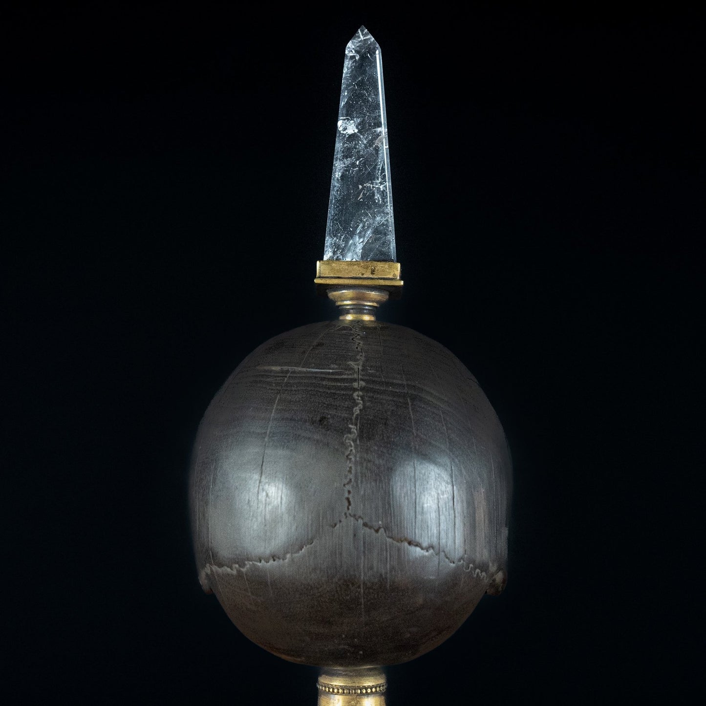 Einzigartige Memento Mori Skulptur mit Quarz-Kristall - 3000,59g