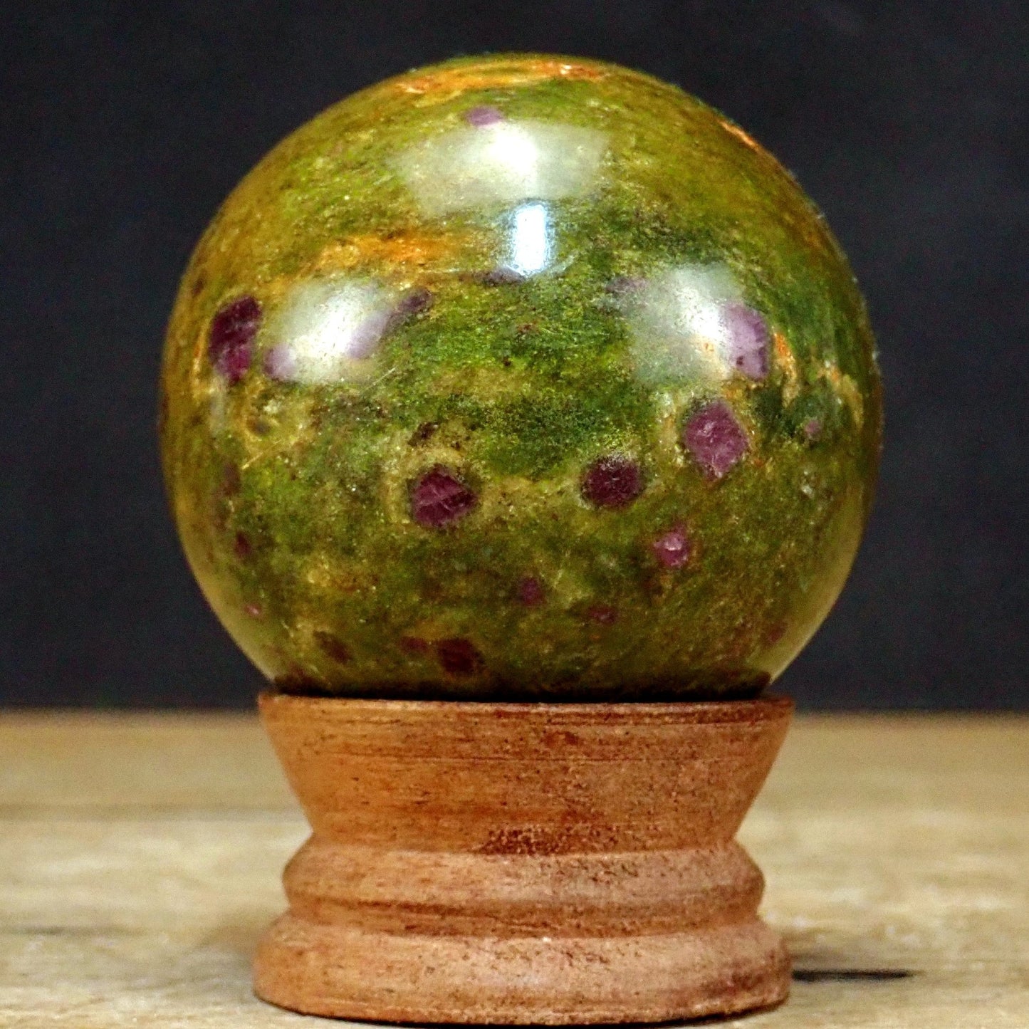 Rubin in Fuchsit als Kugel - 308,81g - 59,5mm