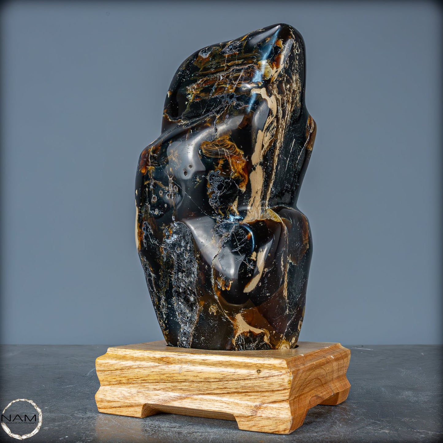 Naturlicher Großer Blau-Roter Bernstein aus Indonesien auf Ständer - 1784,49g