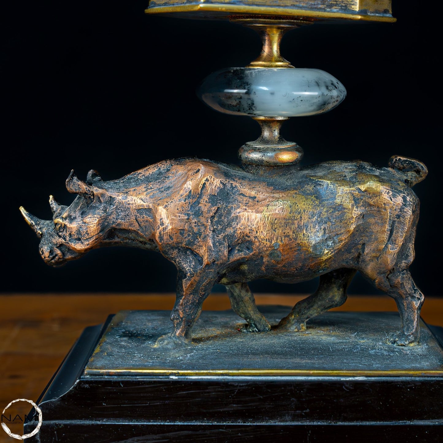Sehr elegante Nashorn-Skulptur mit Quarzspitze aus Bronze