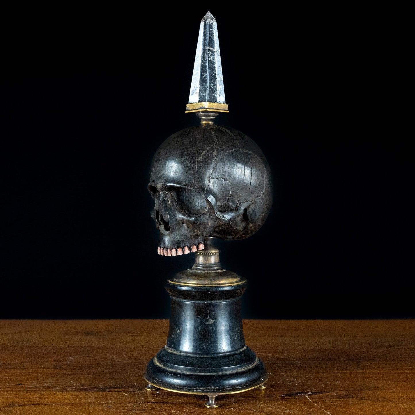 Einzigartige Memento Mori Skulptur mit Quarz-Kristall - 3000,59g