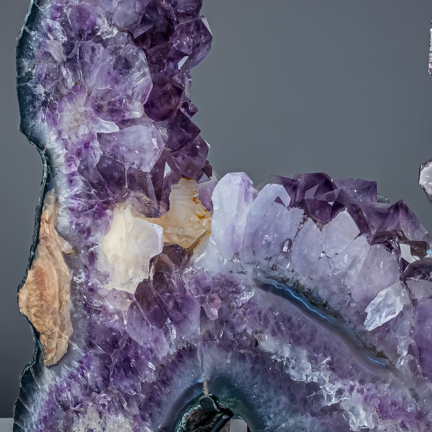Amethyst-Calcit Scheibe auf Ständer - 11986,75g