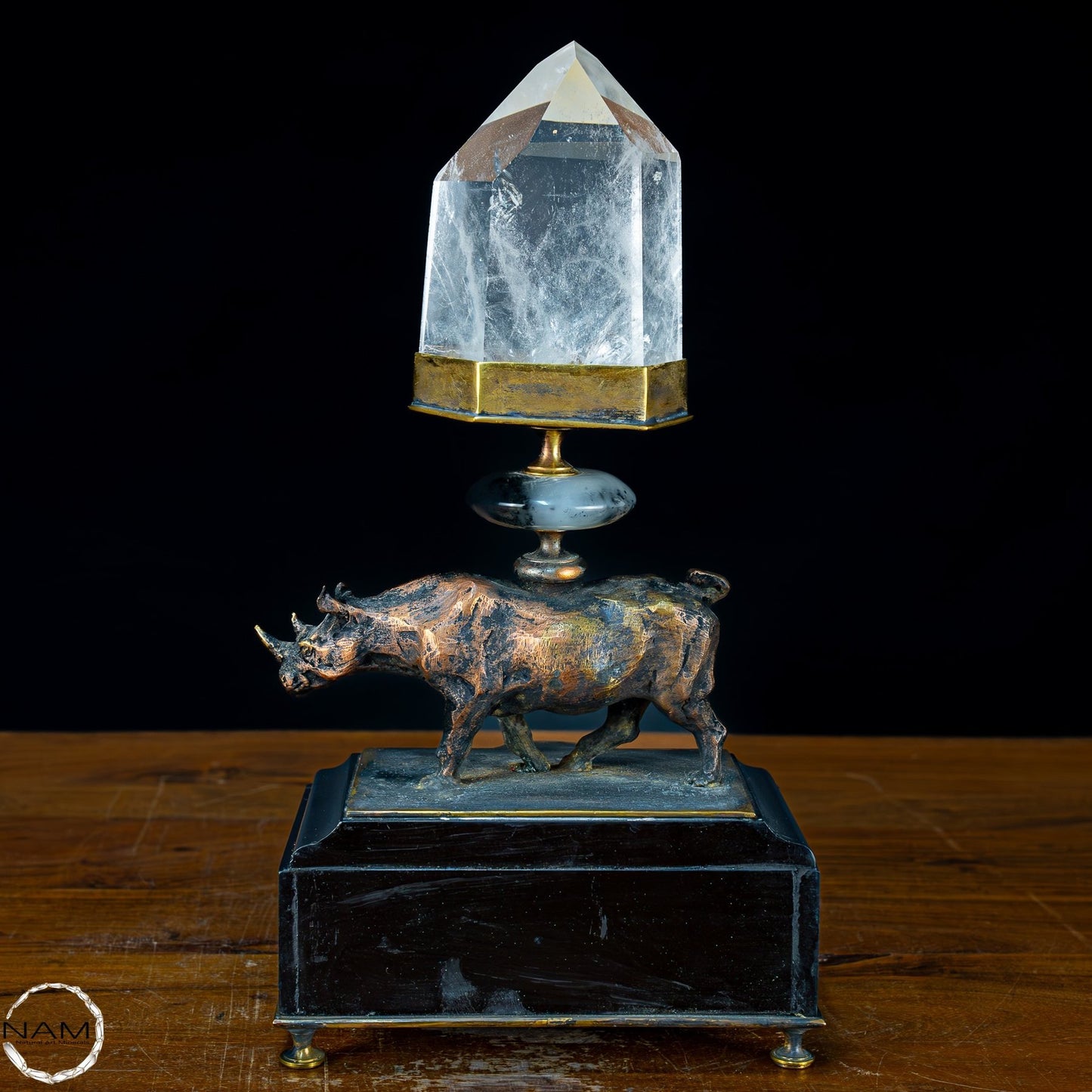Sehr elegante Nashorn-Skulptur mit Quarzspitze aus Bronze