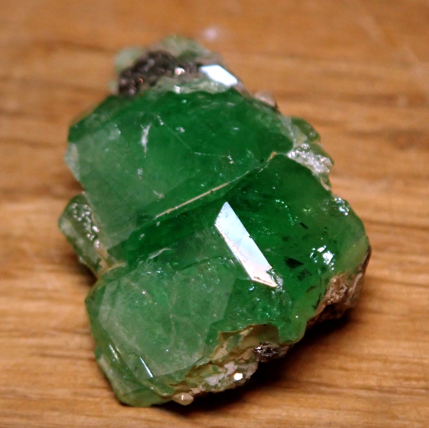 Seltener Tsavoritekristall auf Matrix aus Tansania, 15.85ct - 3,170g - 21,45 x 13,74 x 8,30mm